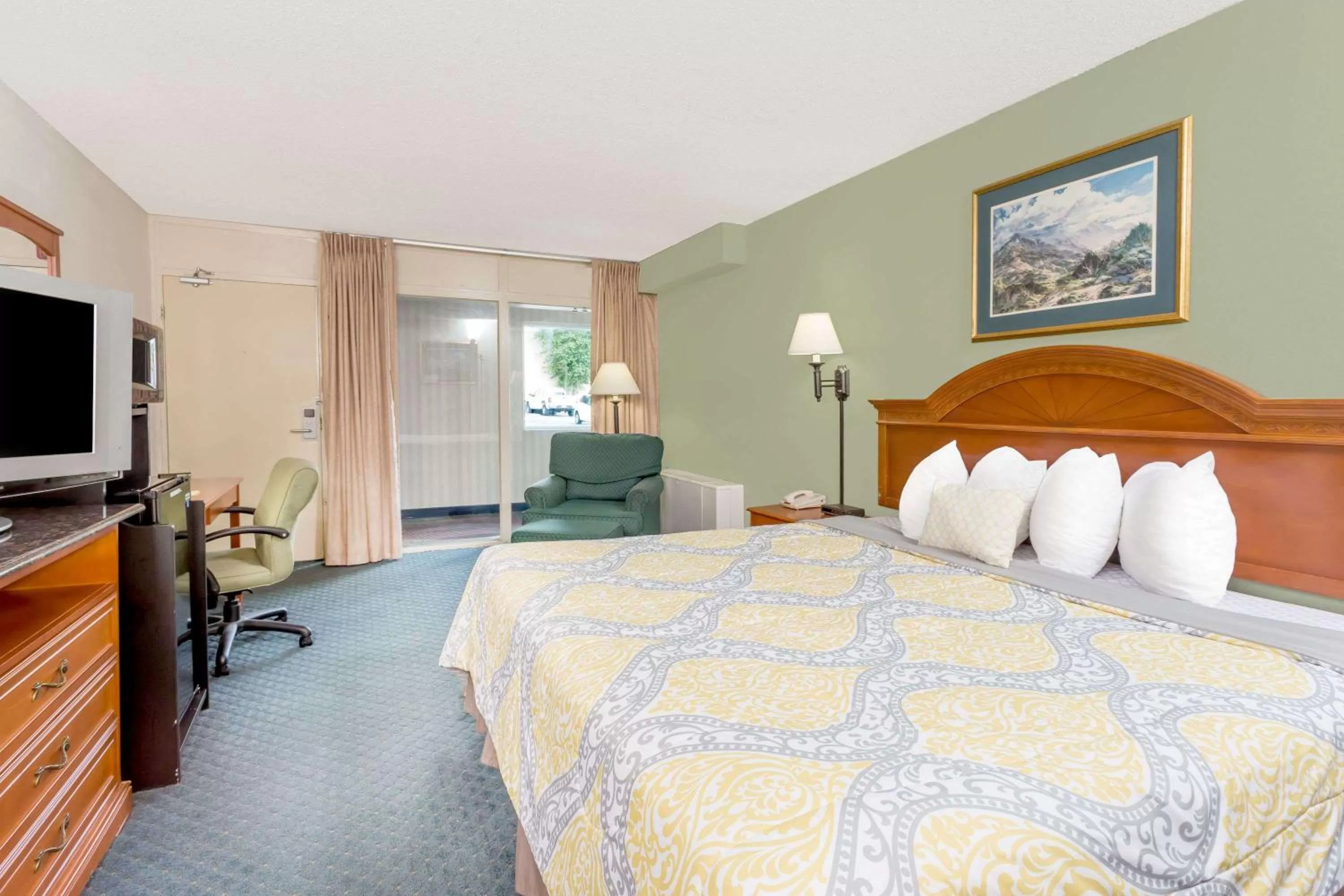 Photo of the whole room, Bed in Days Inn by Wyndham Cedar Falls- University Plaza