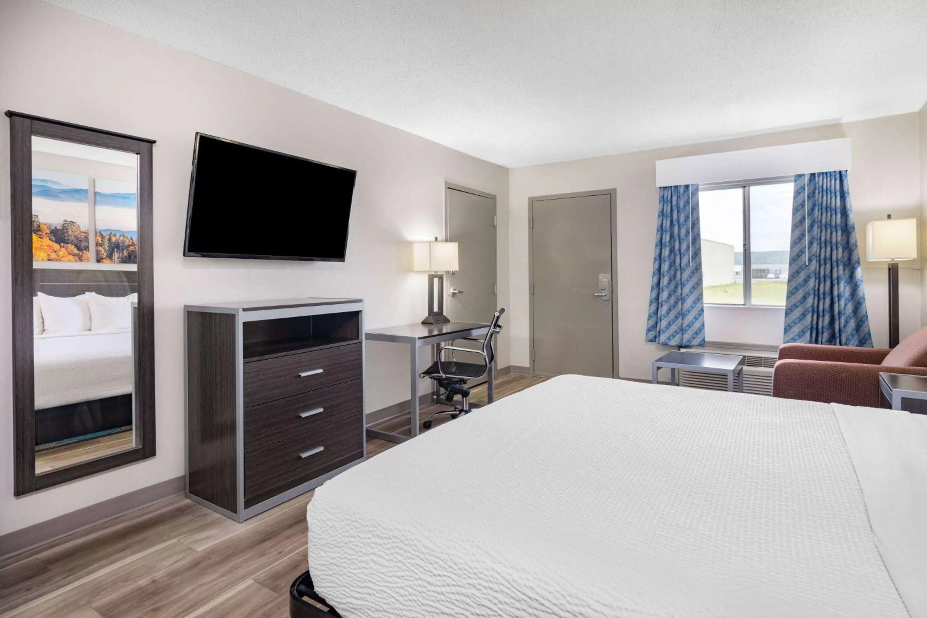 Photo of the whole room, Bed in Days Inn by Wyndham Hamilton