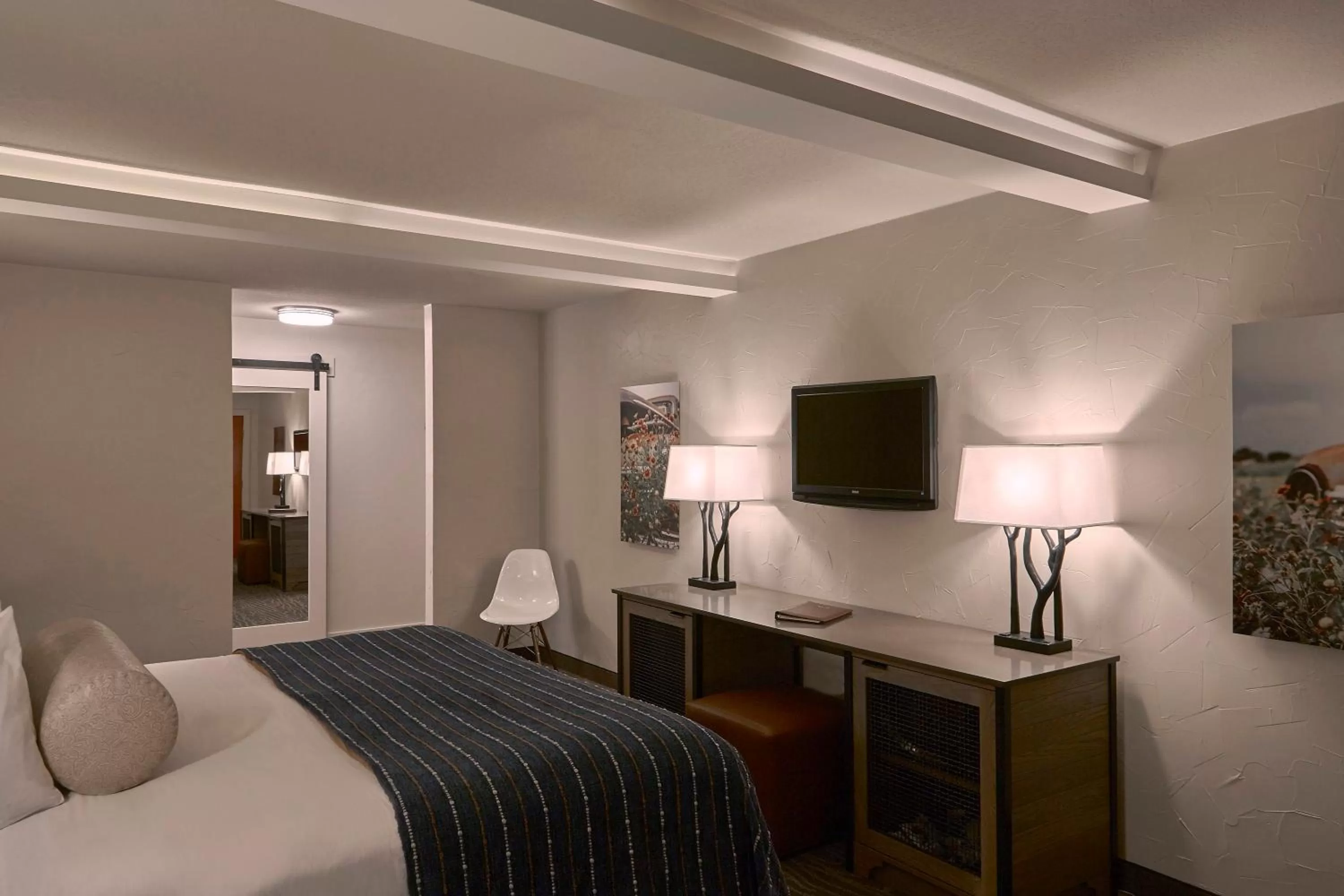 Photo of the whole room, Bed in Fredericksburg Inn and Suites