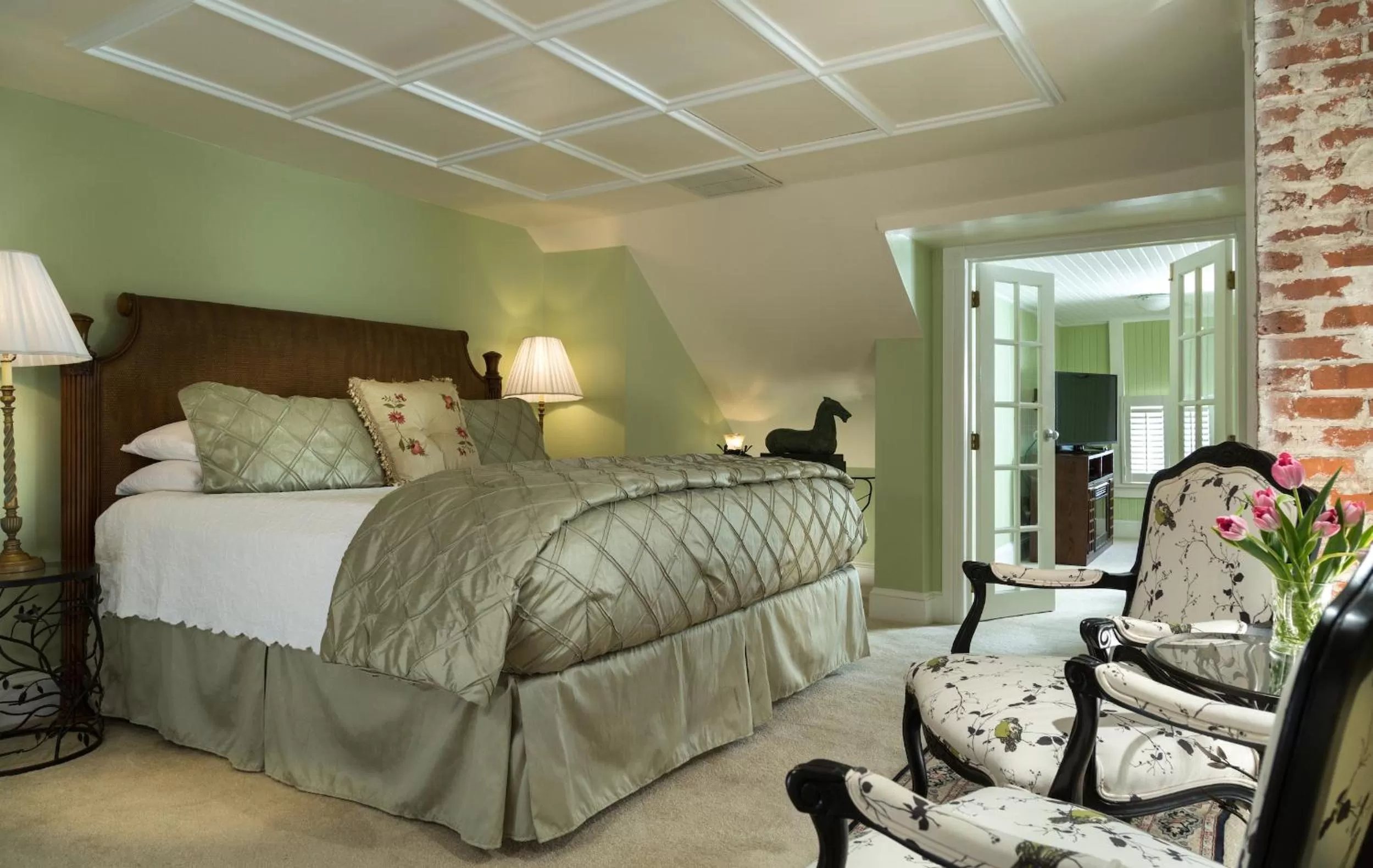 Bathroom, Bed in White Doe Inn Bed & Breakfast