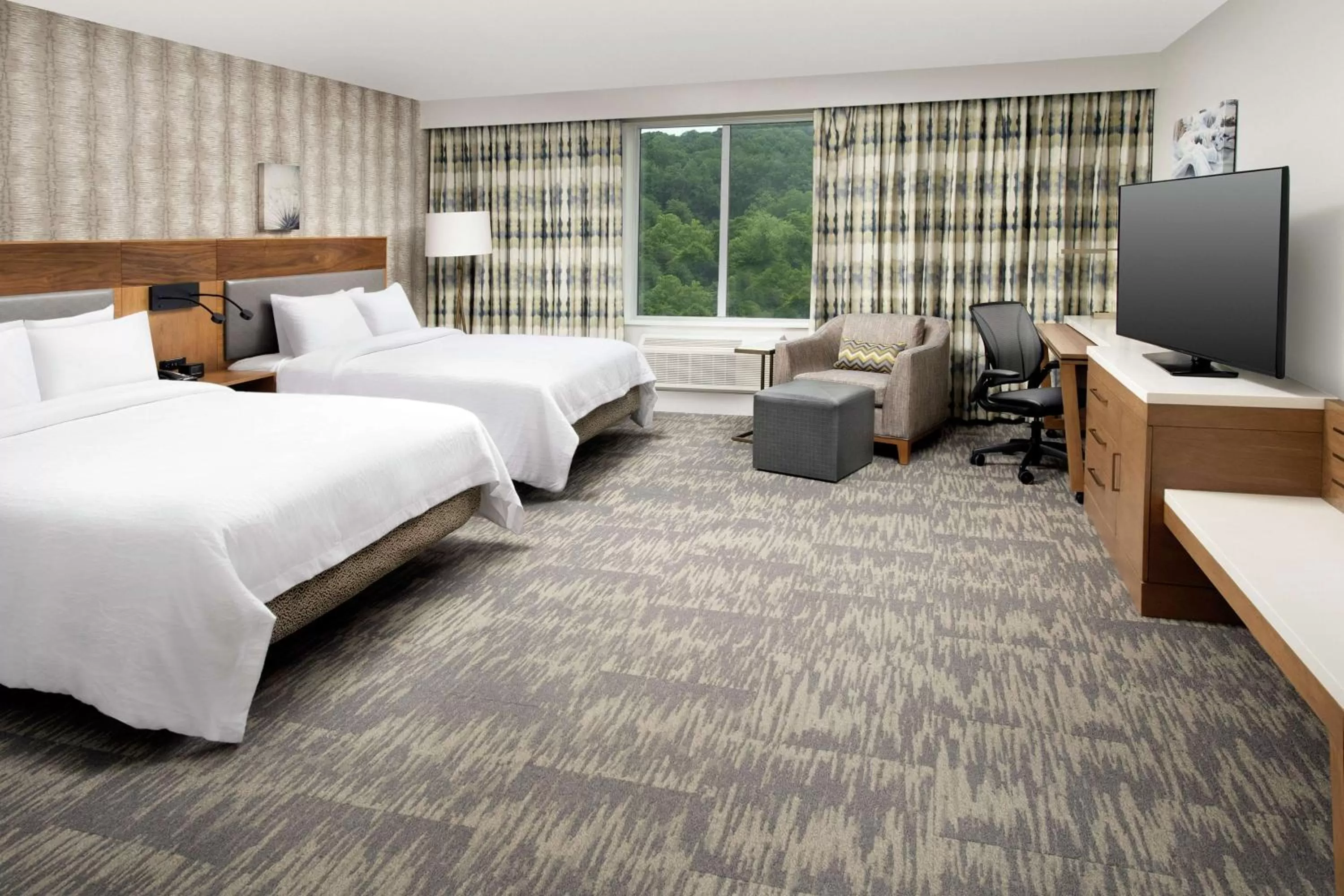 Living room, Bed in Hilton Garden Inn Westchester Dobbs Ferry