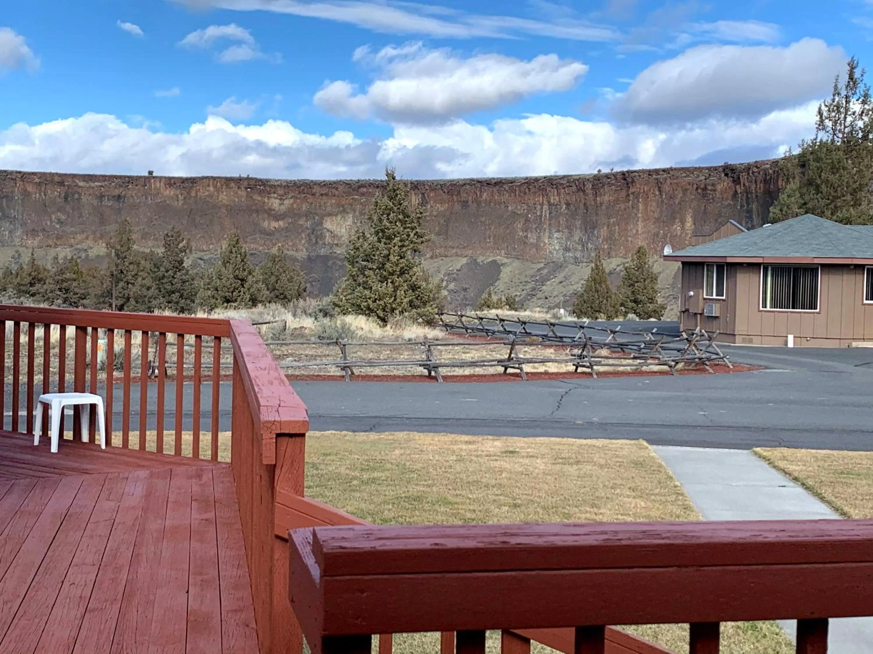 Balcony/Terrace, Swimming Pool in Smith Rock Resort