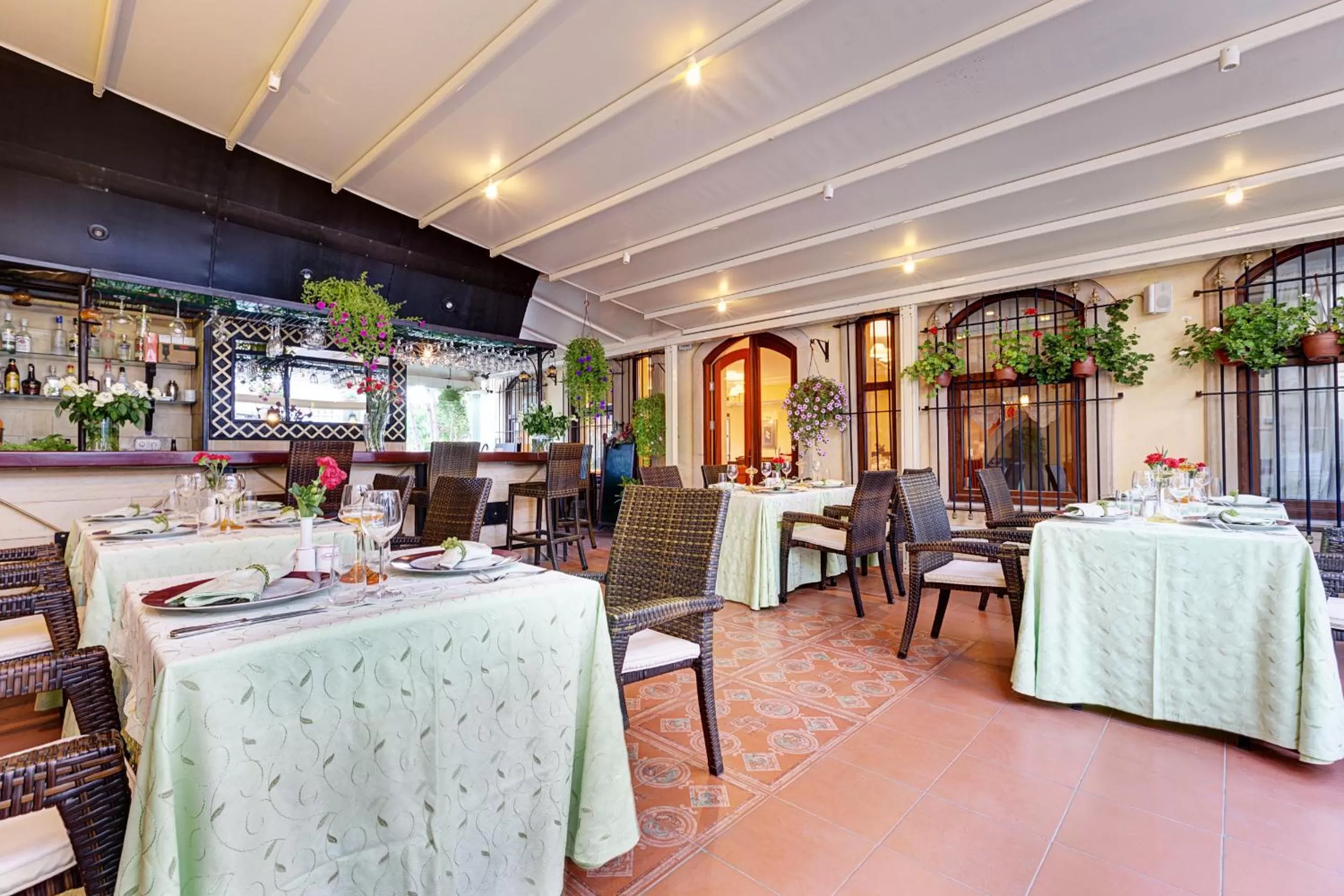 Restaurant/places to eat in Arena Hotel - Special Class