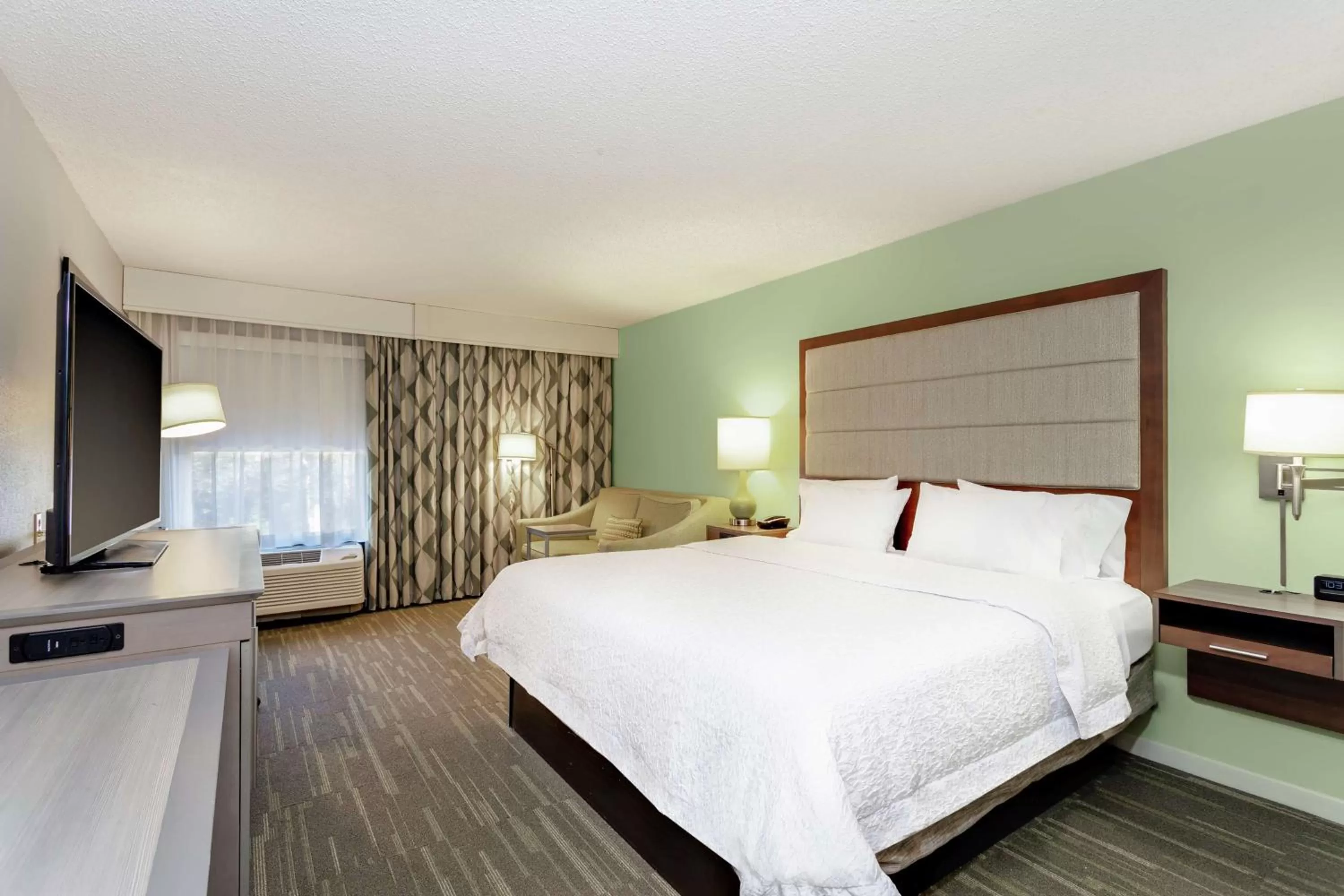 Bedroom, Bed in Hampton Inn Melbourne