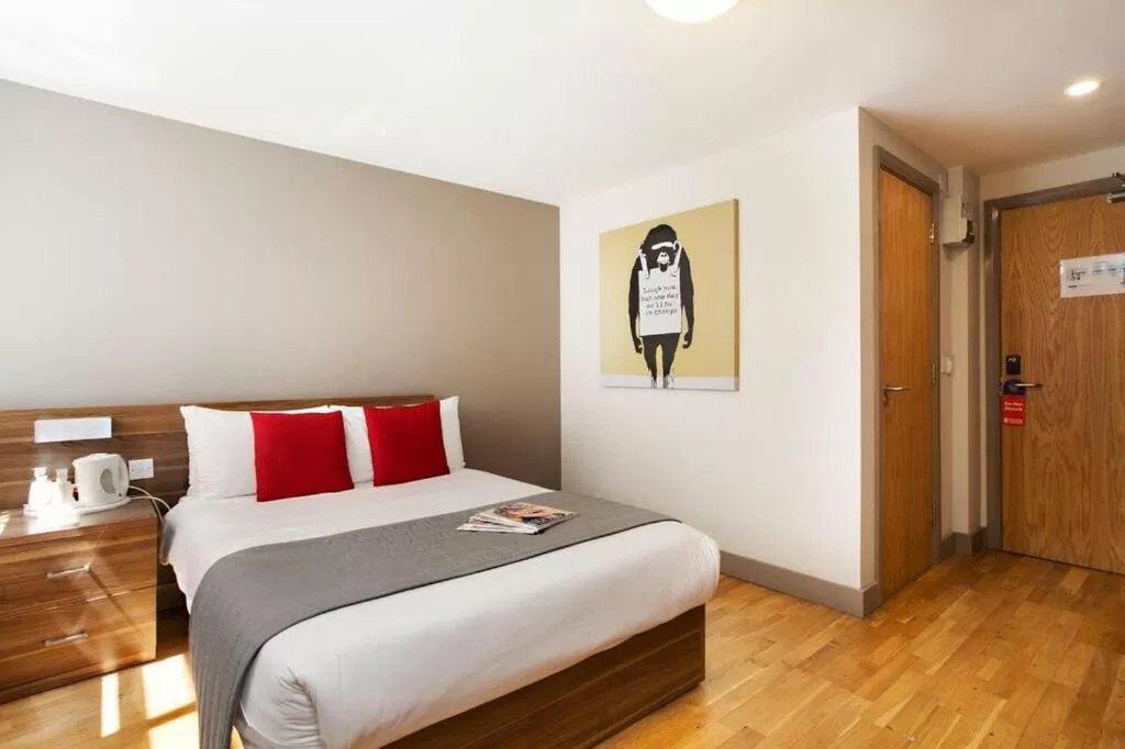 Bed in Britannia Study Hotel