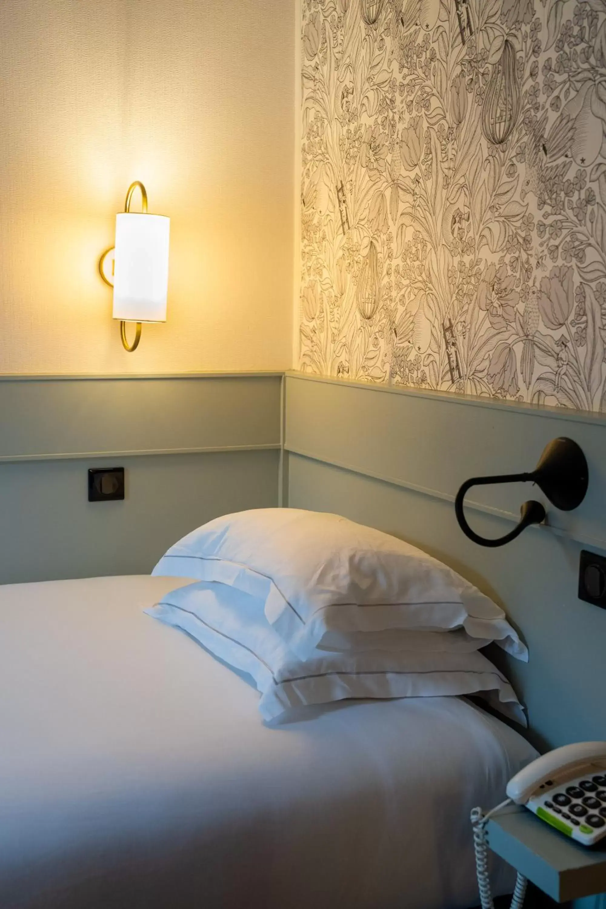 Standard Single Room in Hotel de Fleurie - Saint-Germain-des-Pres Standard Single Room in Hotel de Fleurie - Saint-Germain-des-Pres