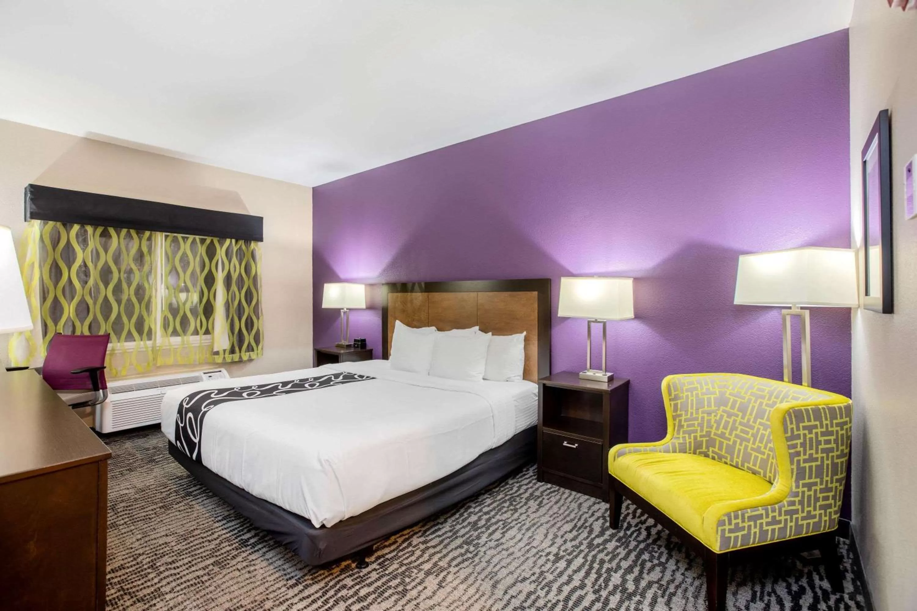 Photo of the whole room, Bed in La Quinta Inn by Wyndham Livermore