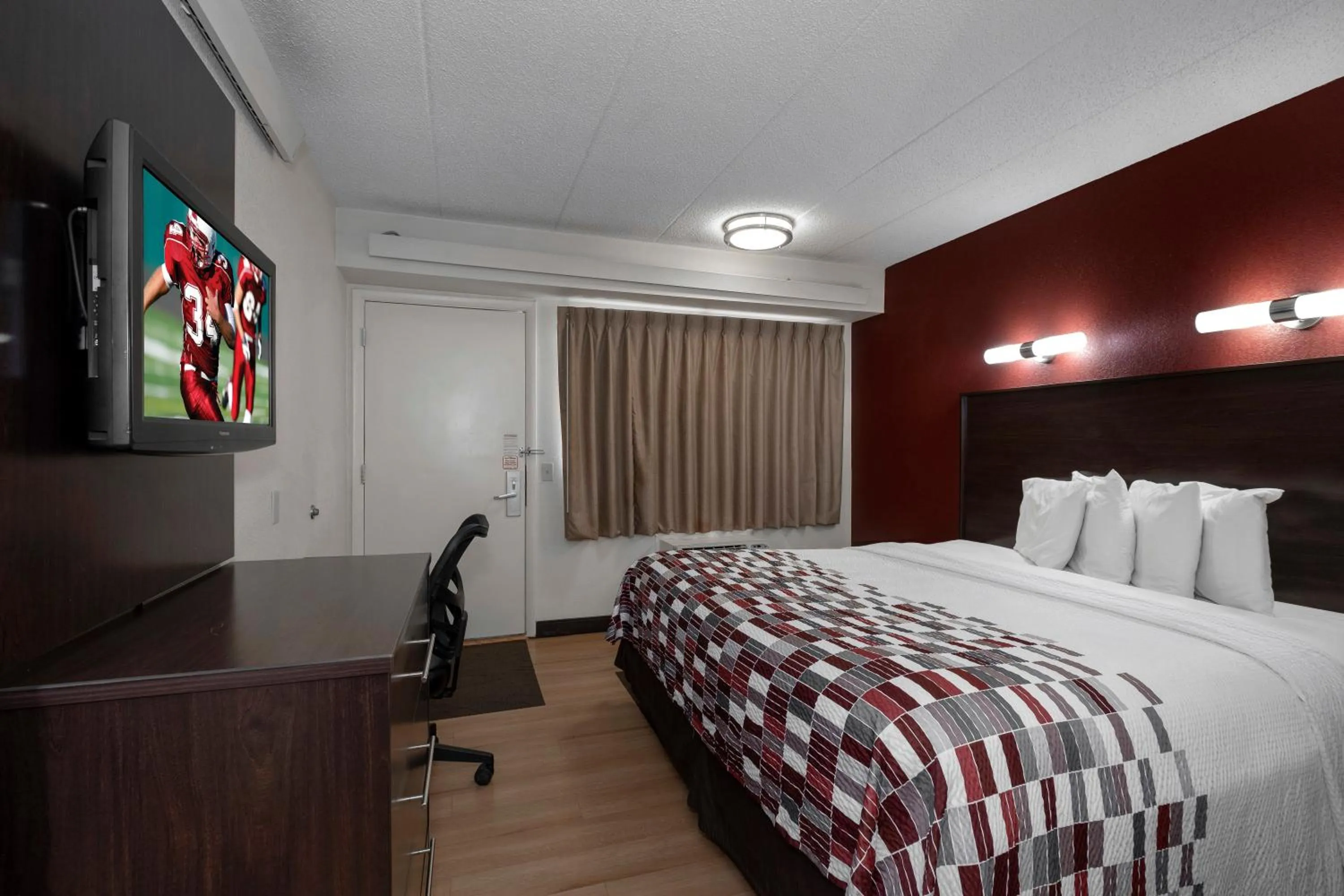 Photo of the whole room, Bed in Red Roof Inn Washington DC-Lanham