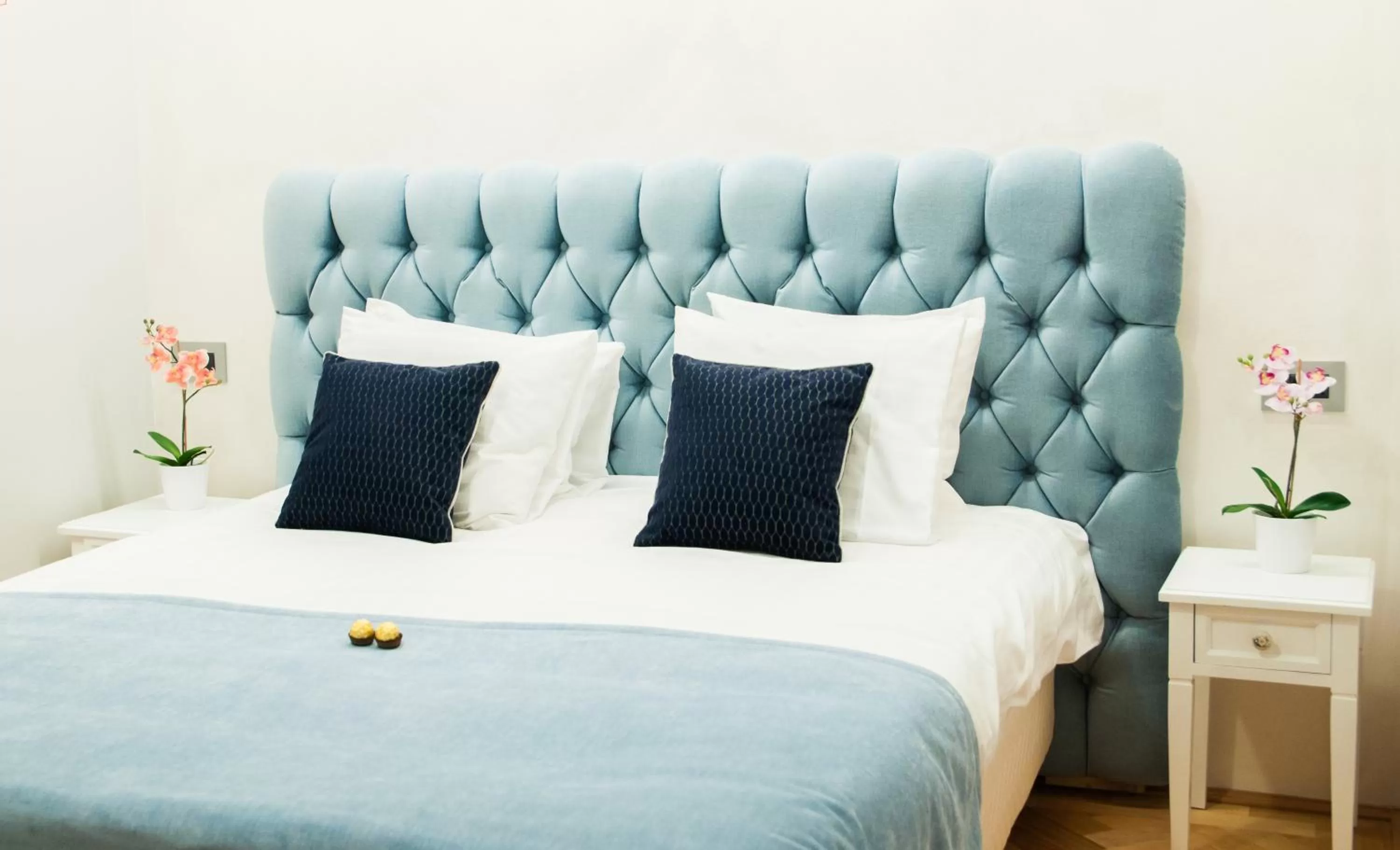 Photo of the whole room, Bed in Venis Boutique Hotel