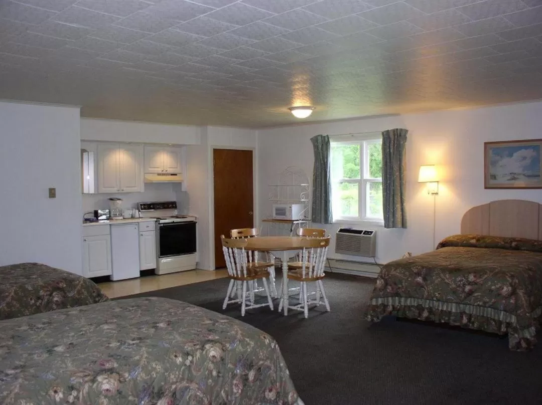 Kitchen or kitchenette, Bed in Birchwood inn