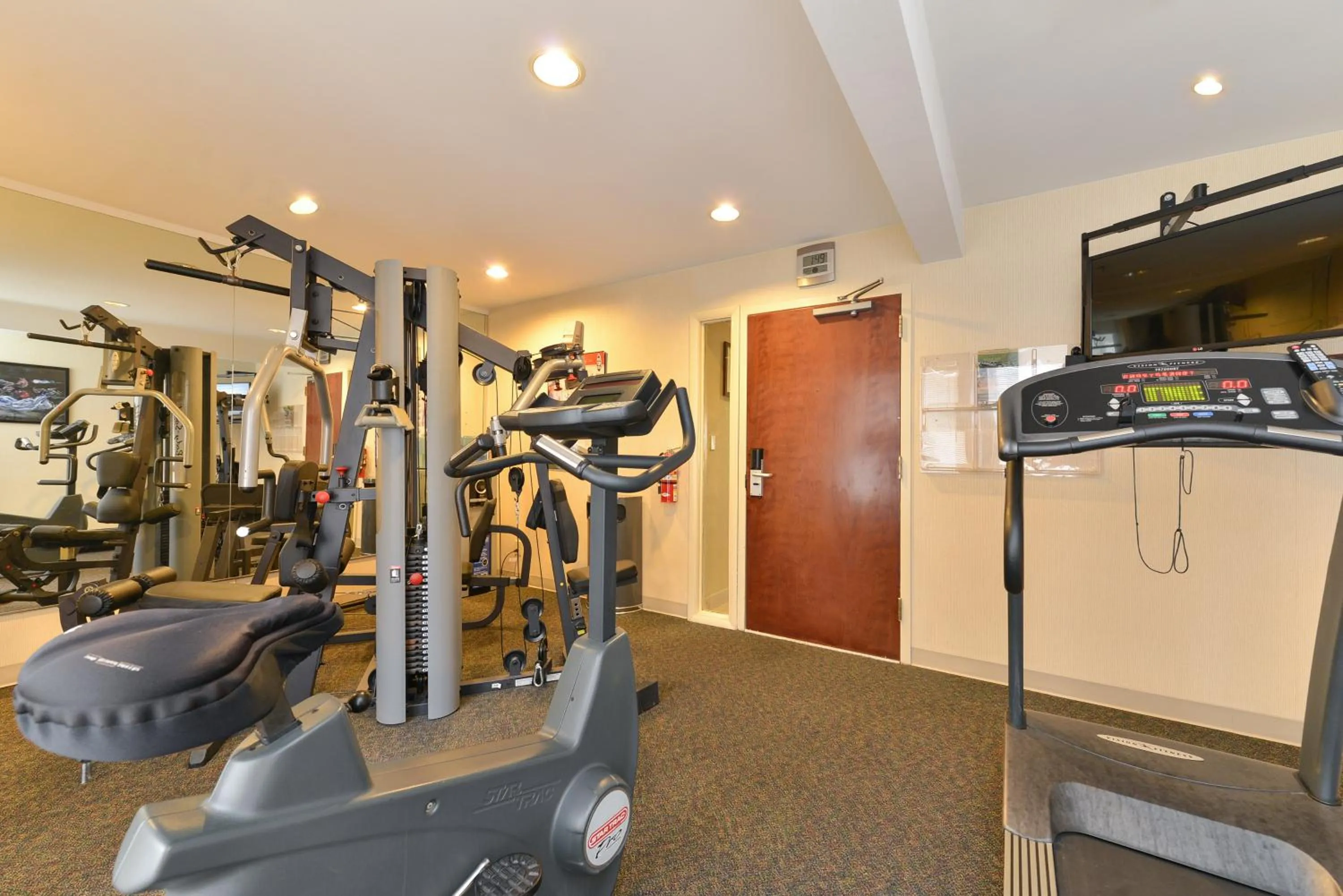 Fitness centre/facilities in Super 8 by Wyndham New Cumberland