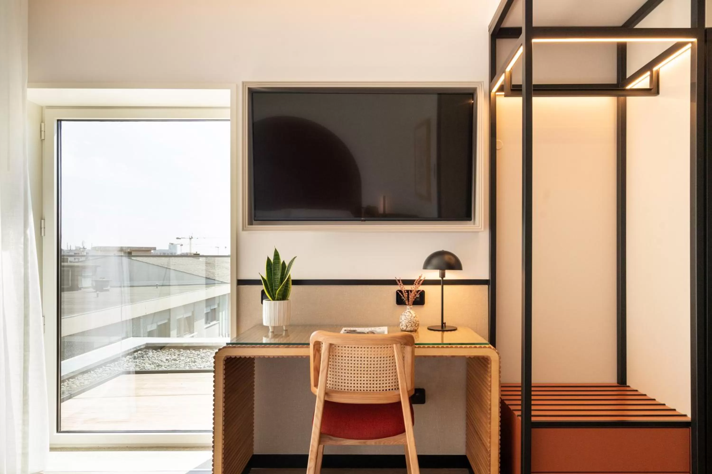 TV and multimedia in The Editory Garden Porto Hotel