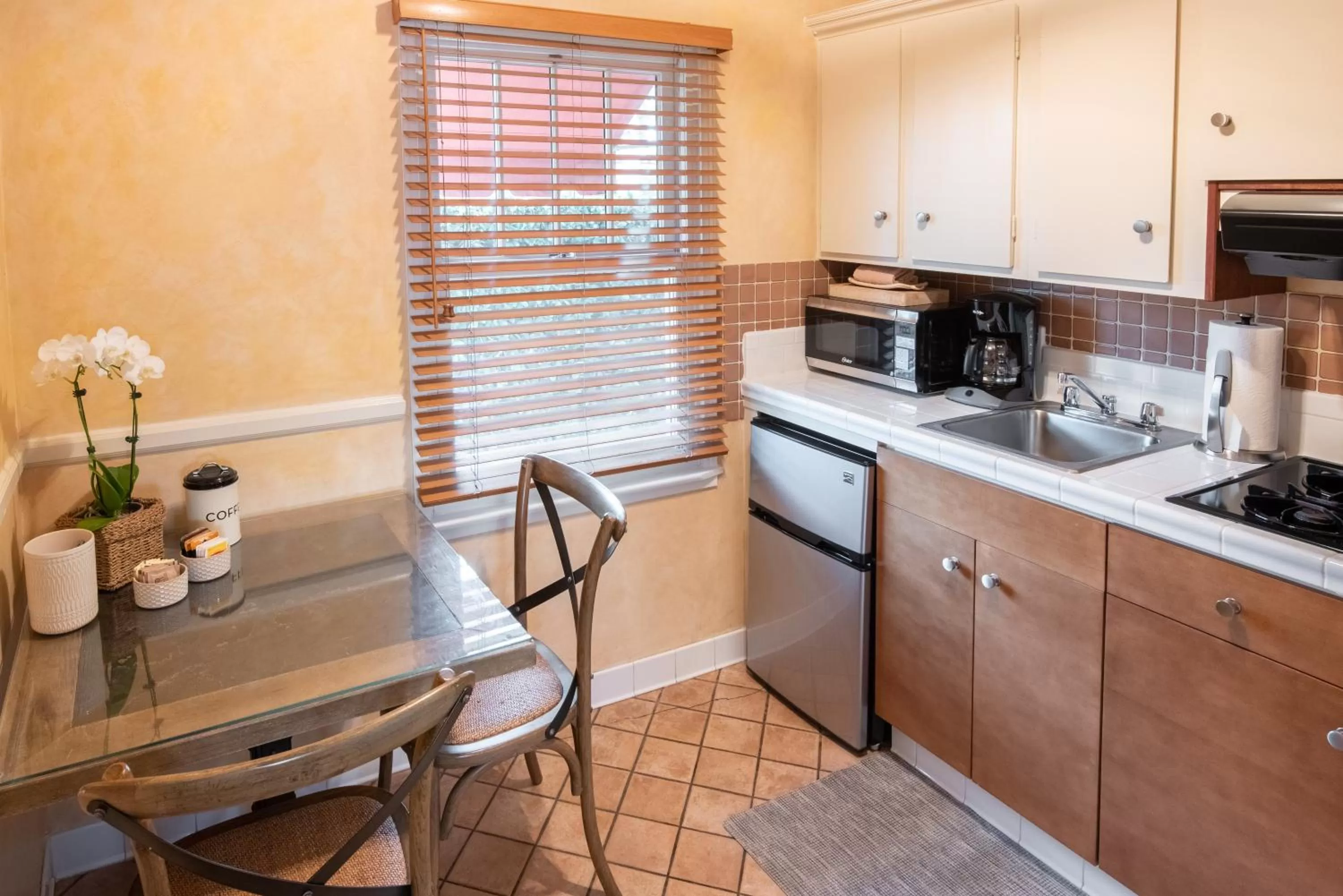 Kitchen or kitchenette in Harbor House Inn