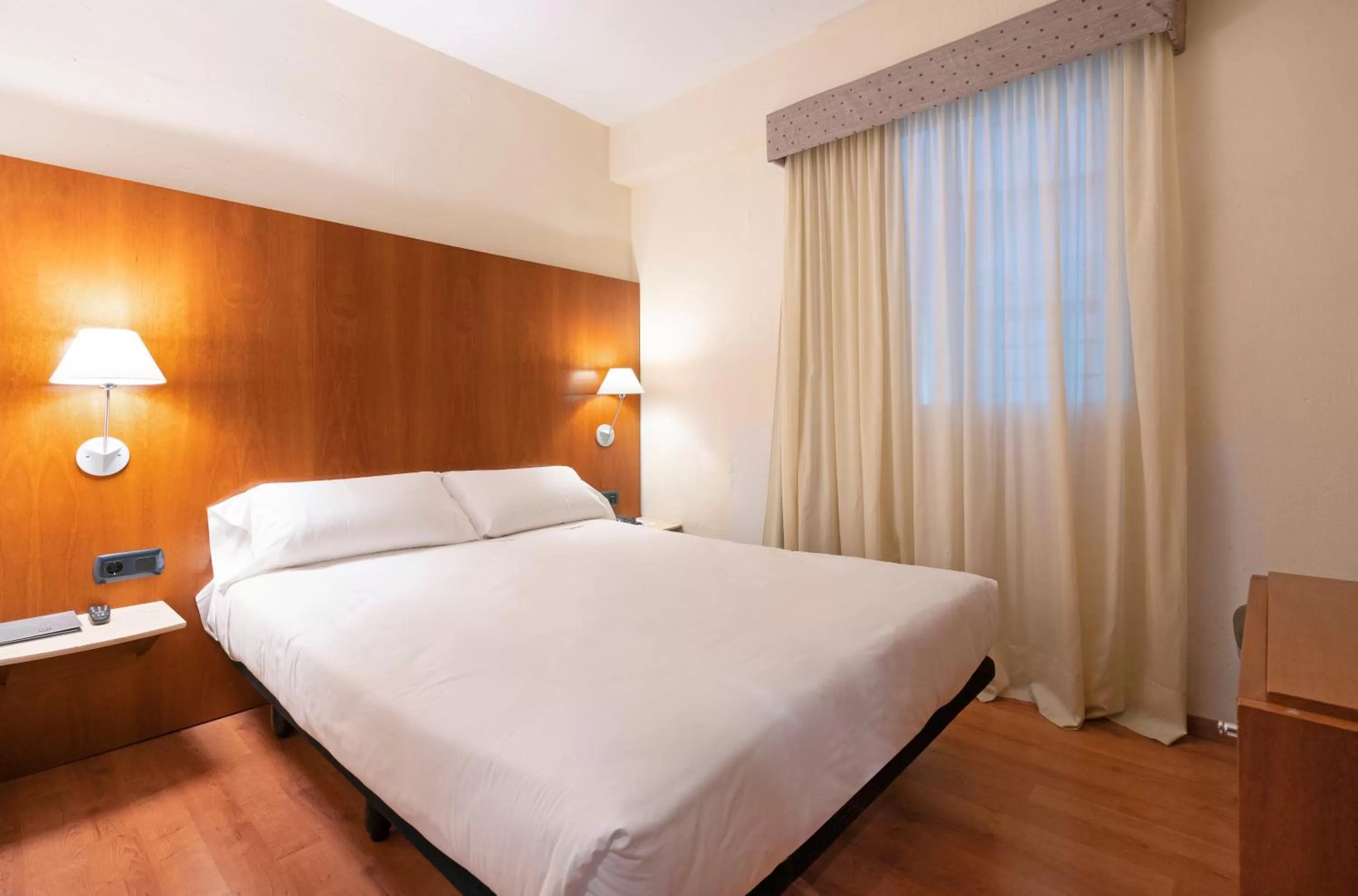 Photo of the whole room, Bed in Berenguer IV