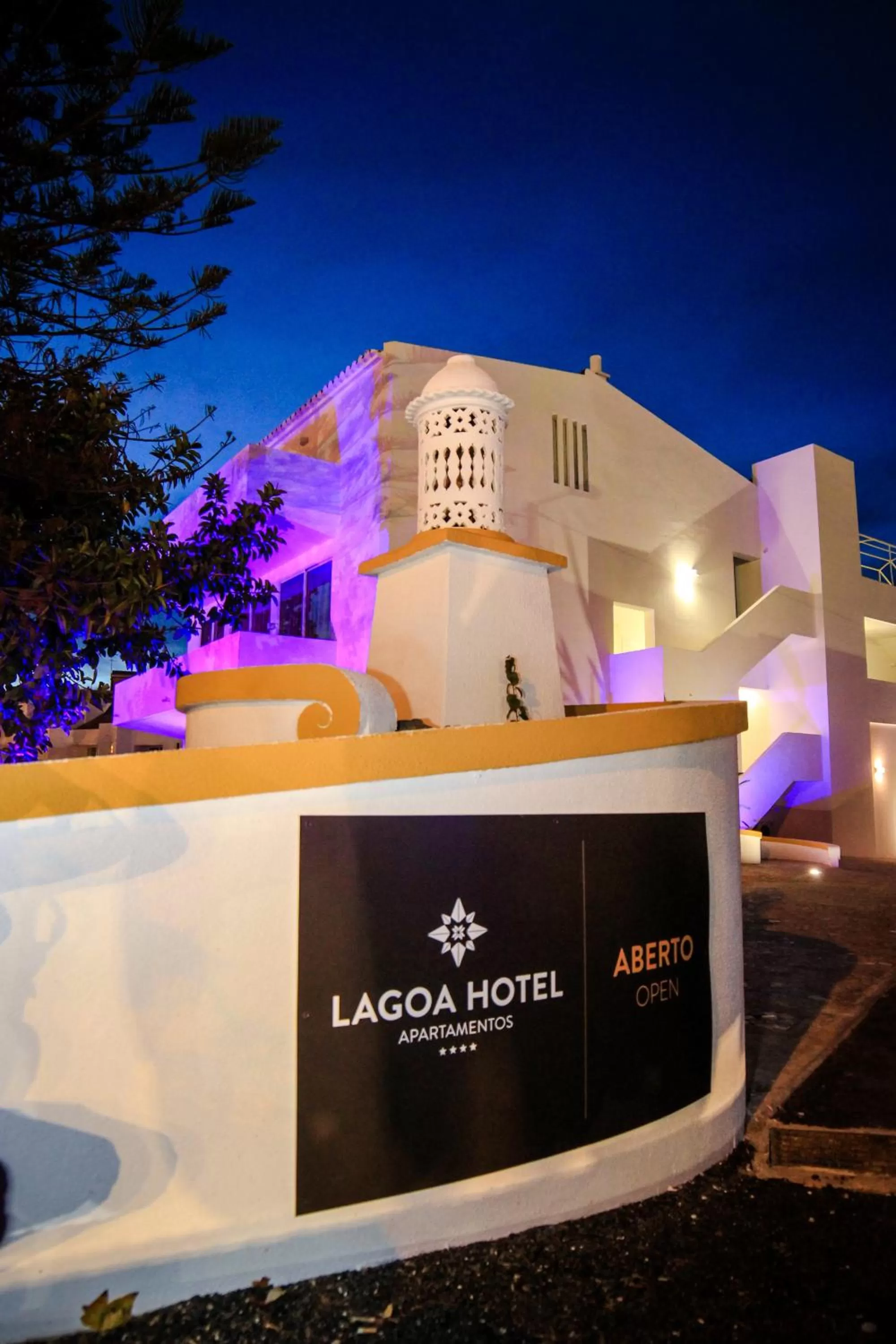 Facade/entrance in Lagoa Hotel