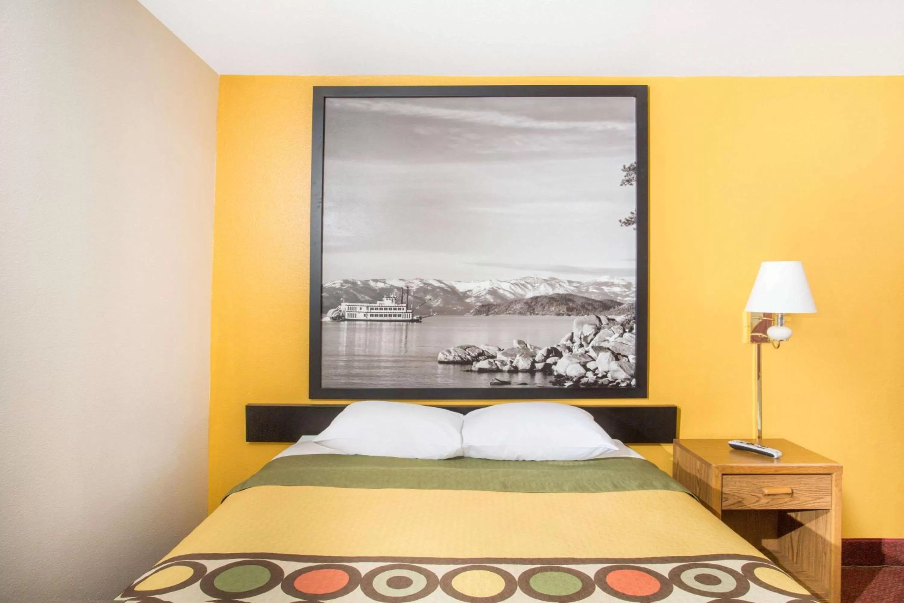 Photo of the whole room in Super 8 by Wyndham Elko