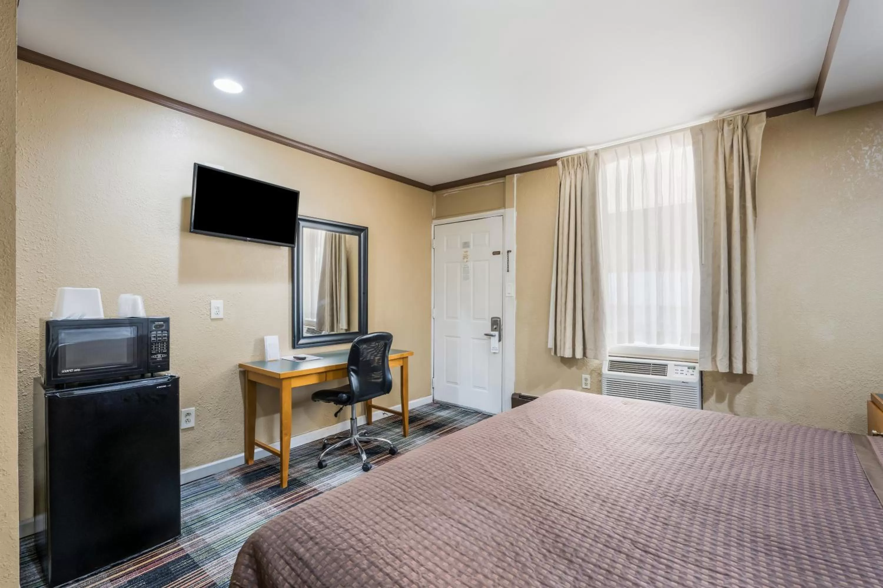 Bedroom, Bed in Knights Inn Trevose