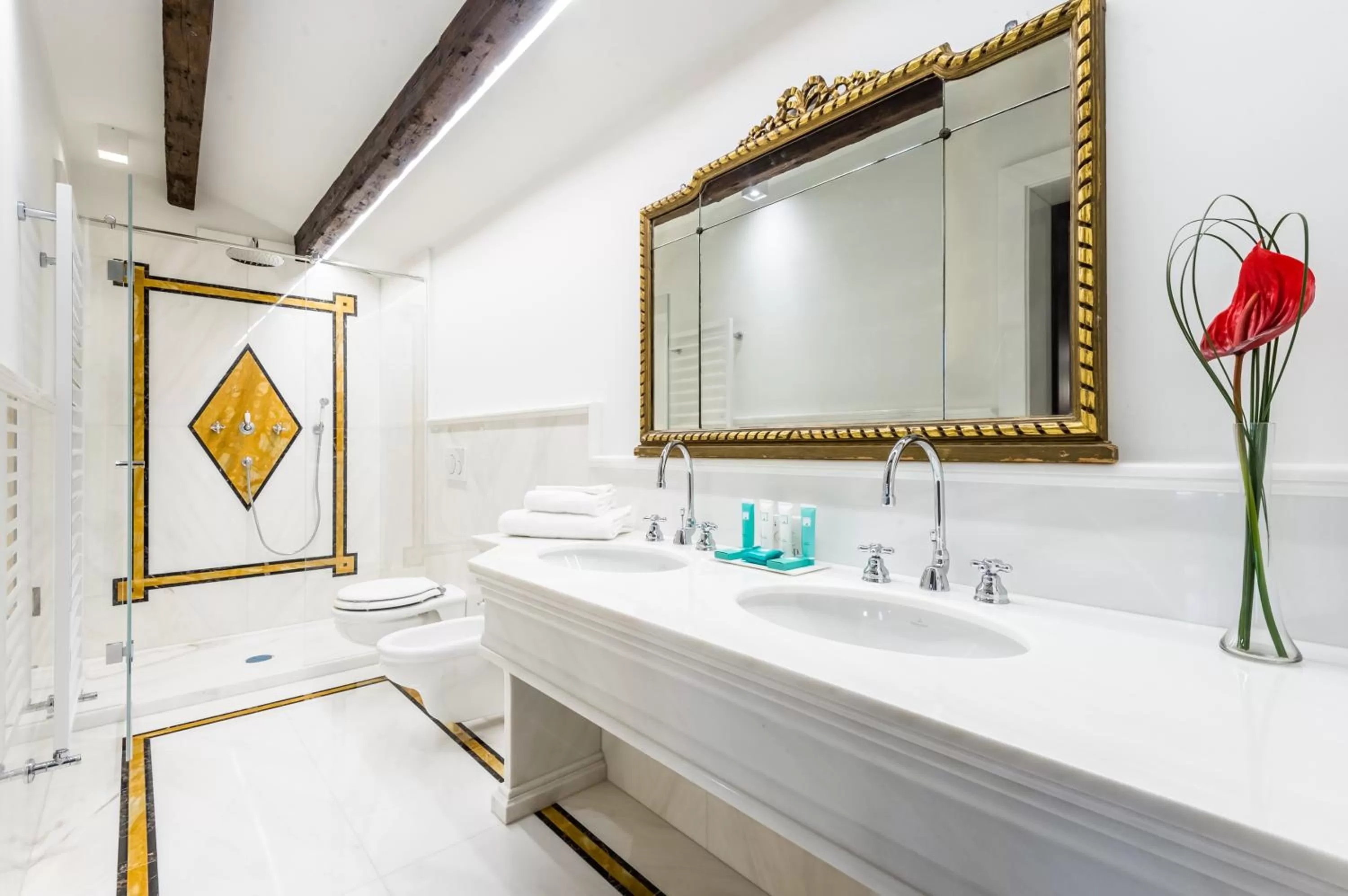 Bathroom in Hotel Nani Mocenigo Palace