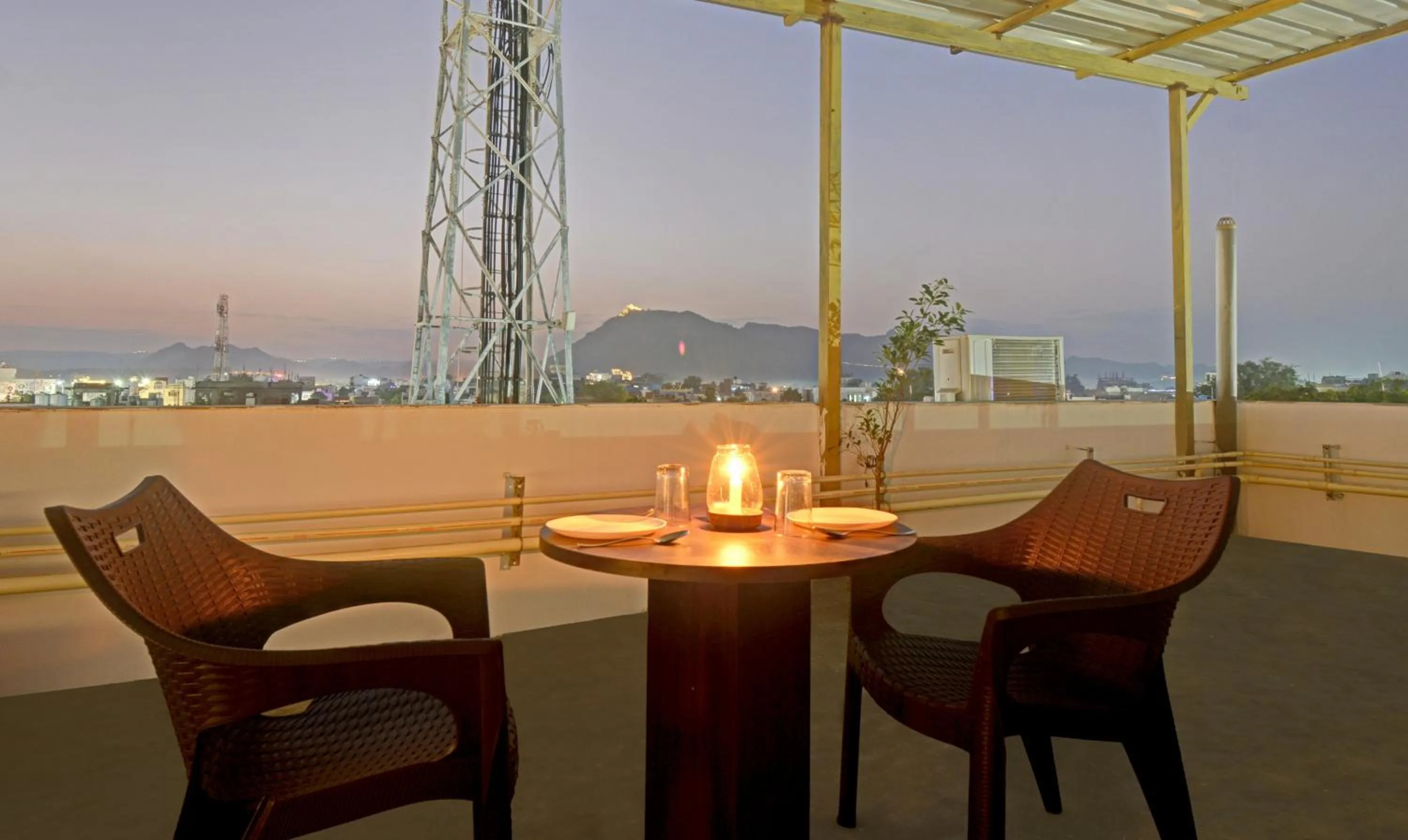 Restaurant/places to eat in Treebo Paras Raj Near City Palace