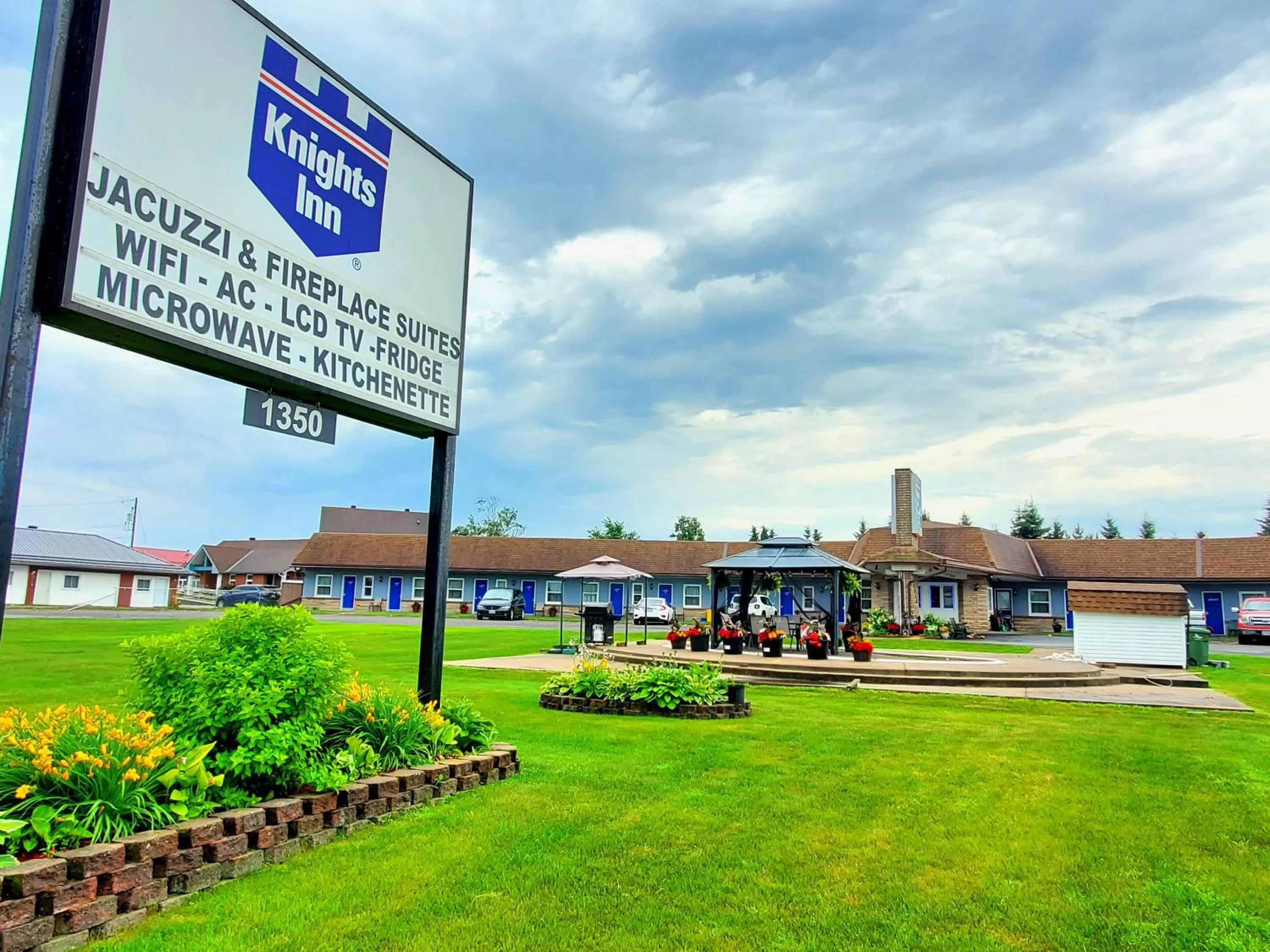 Property building in Knights Inn Colonial Fireside Inn