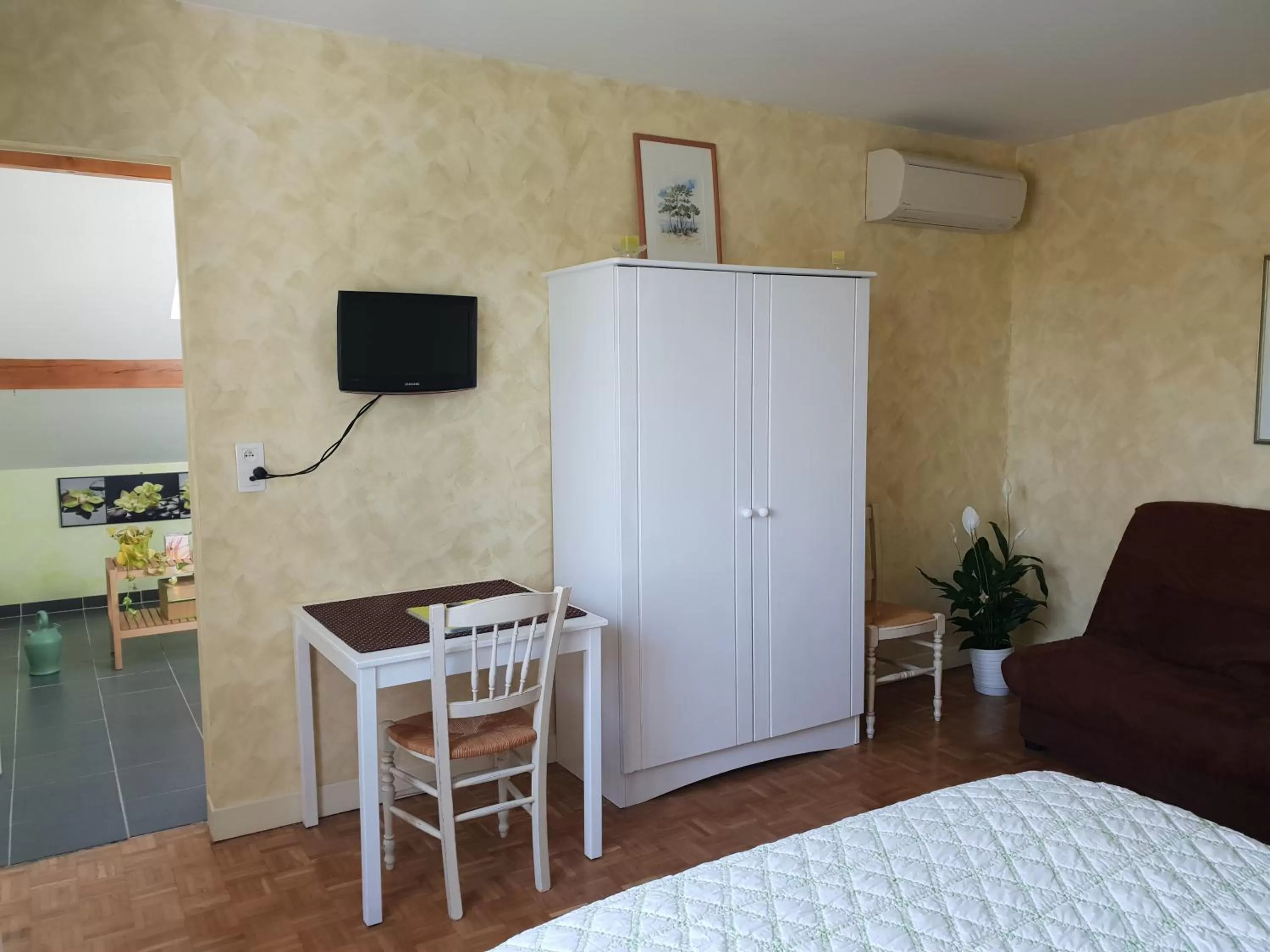 Photo of the whole room, Bed in Le Nid de l'Ecureuil