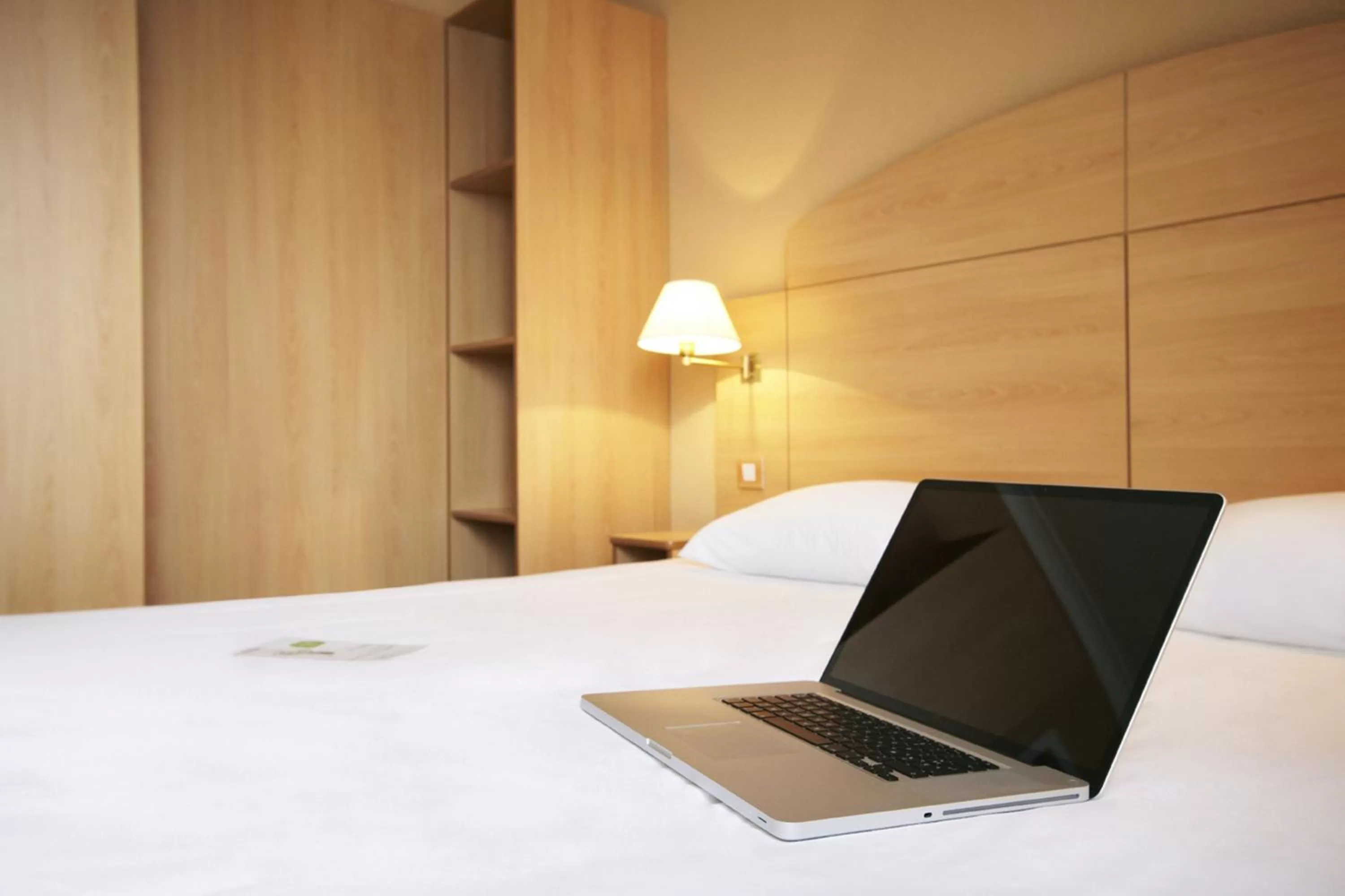 Bed in Campanile Hotel & Restaurant Brussels Vilvoorde