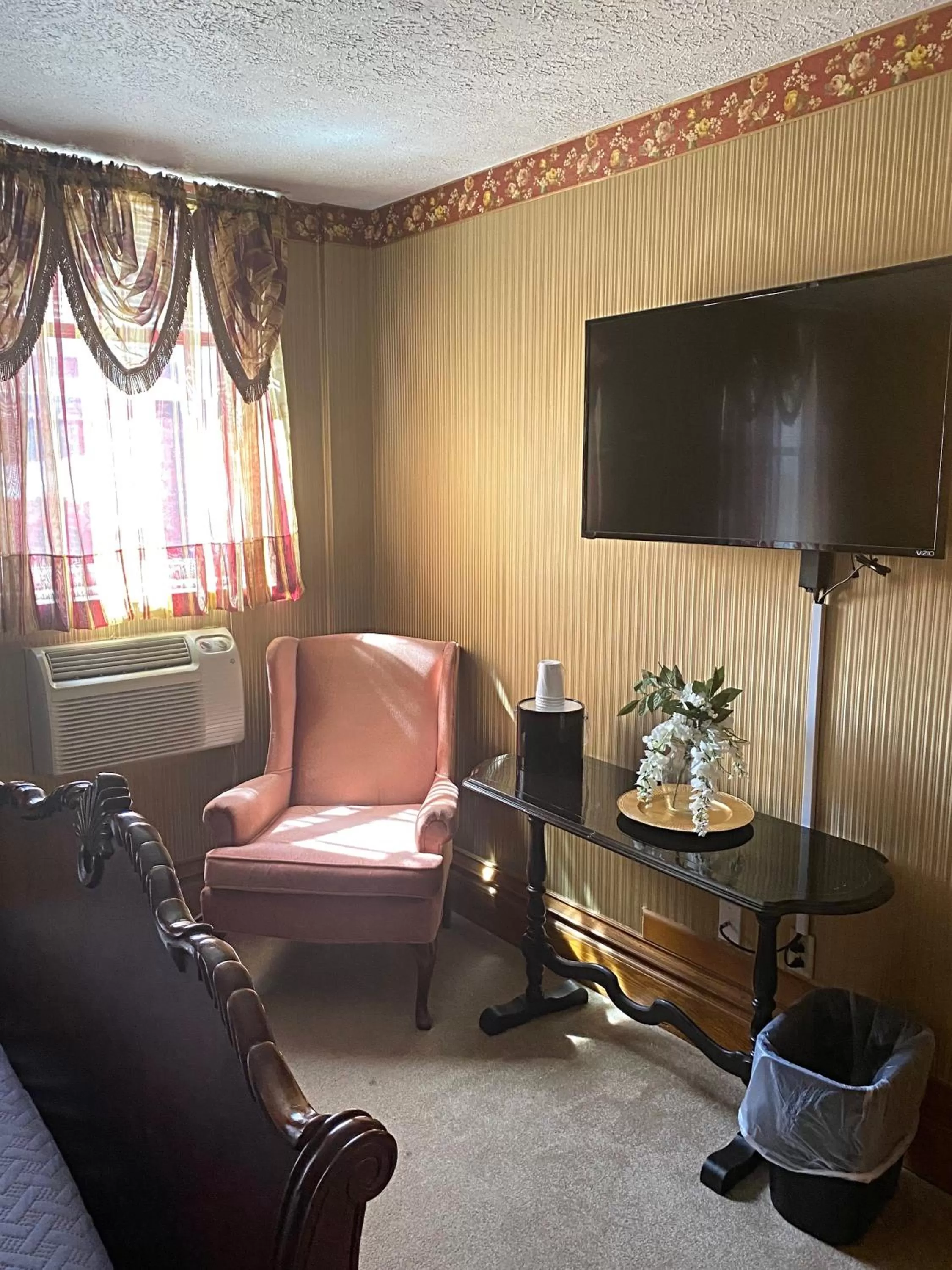 Seating area, TV/Entertainment Center in Hotel Gunter