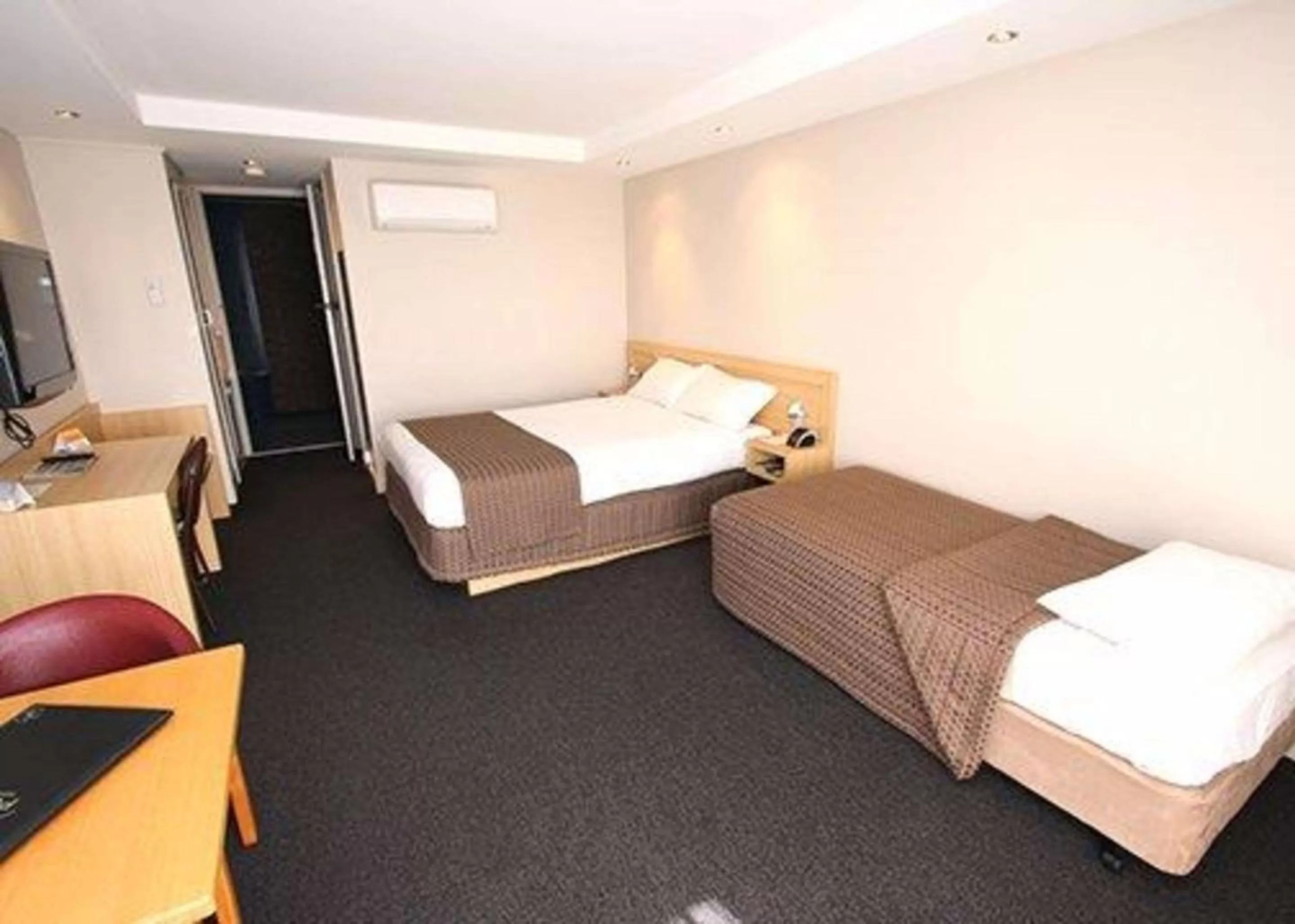 Photo of the whole room, Bed in Richmond Henty Hotel