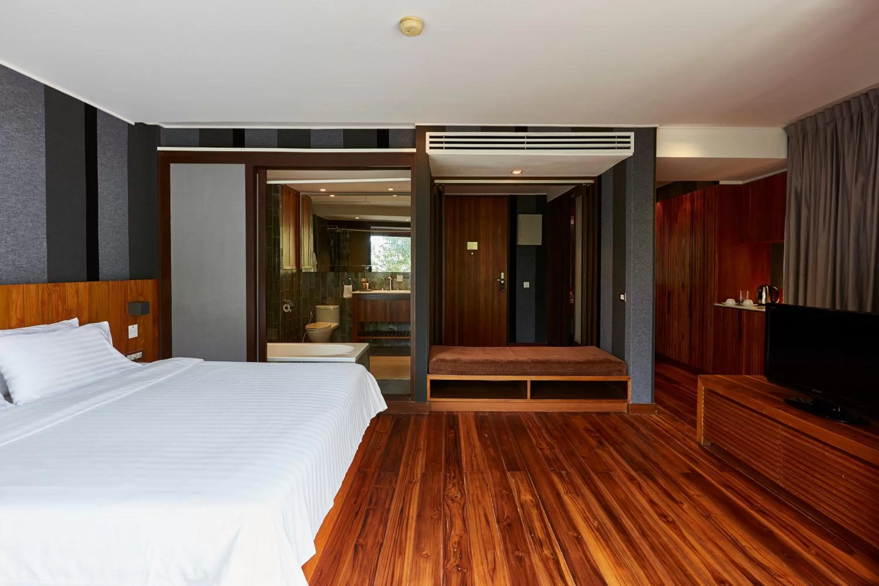 Toilet, Bed in LUXX Langsuan Hotel - SHA Plus