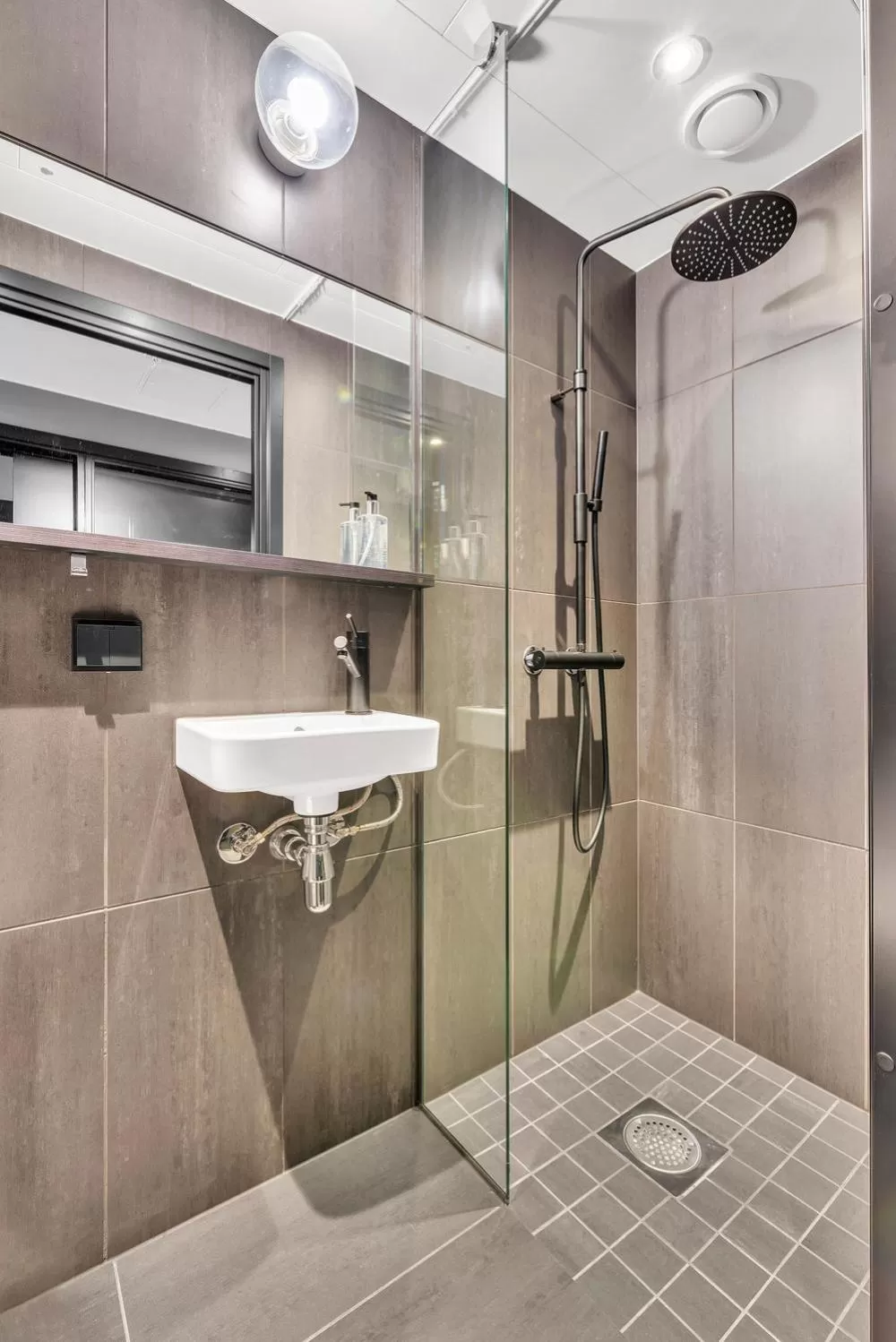 Shower in Forenom Aparthotel Oslo