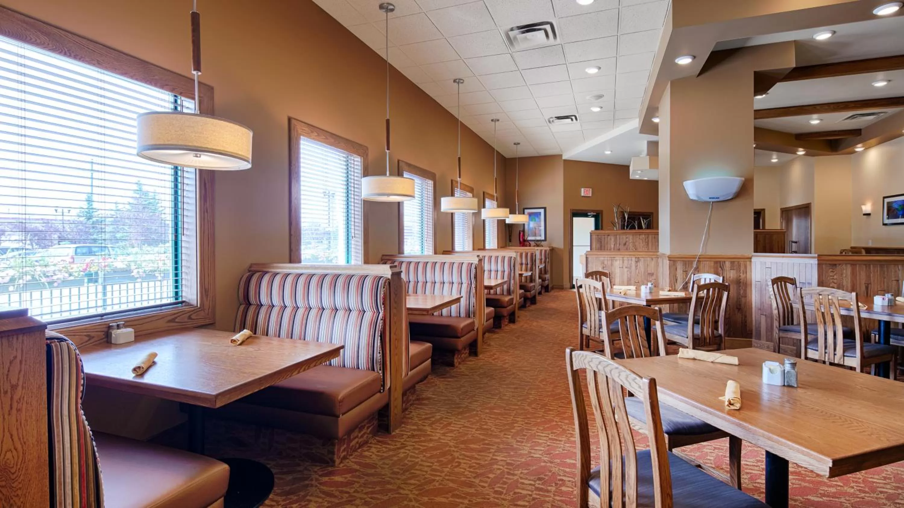 Restaurant/places to eat in Best Western Plus Winnipeg Airport Hotel