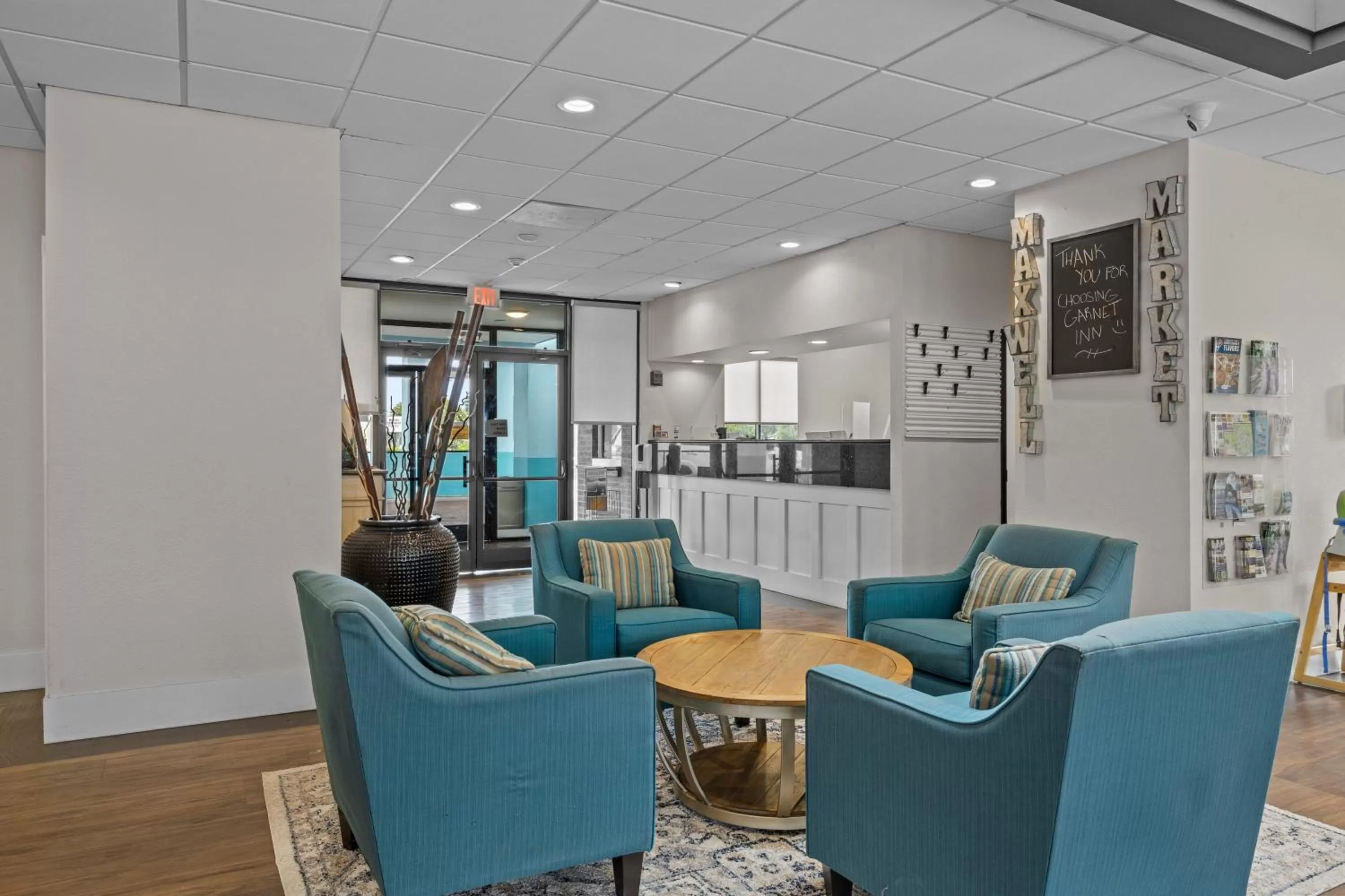 Seating area in Garnet Inn & Suites, Morehead City near Atlantic Beach