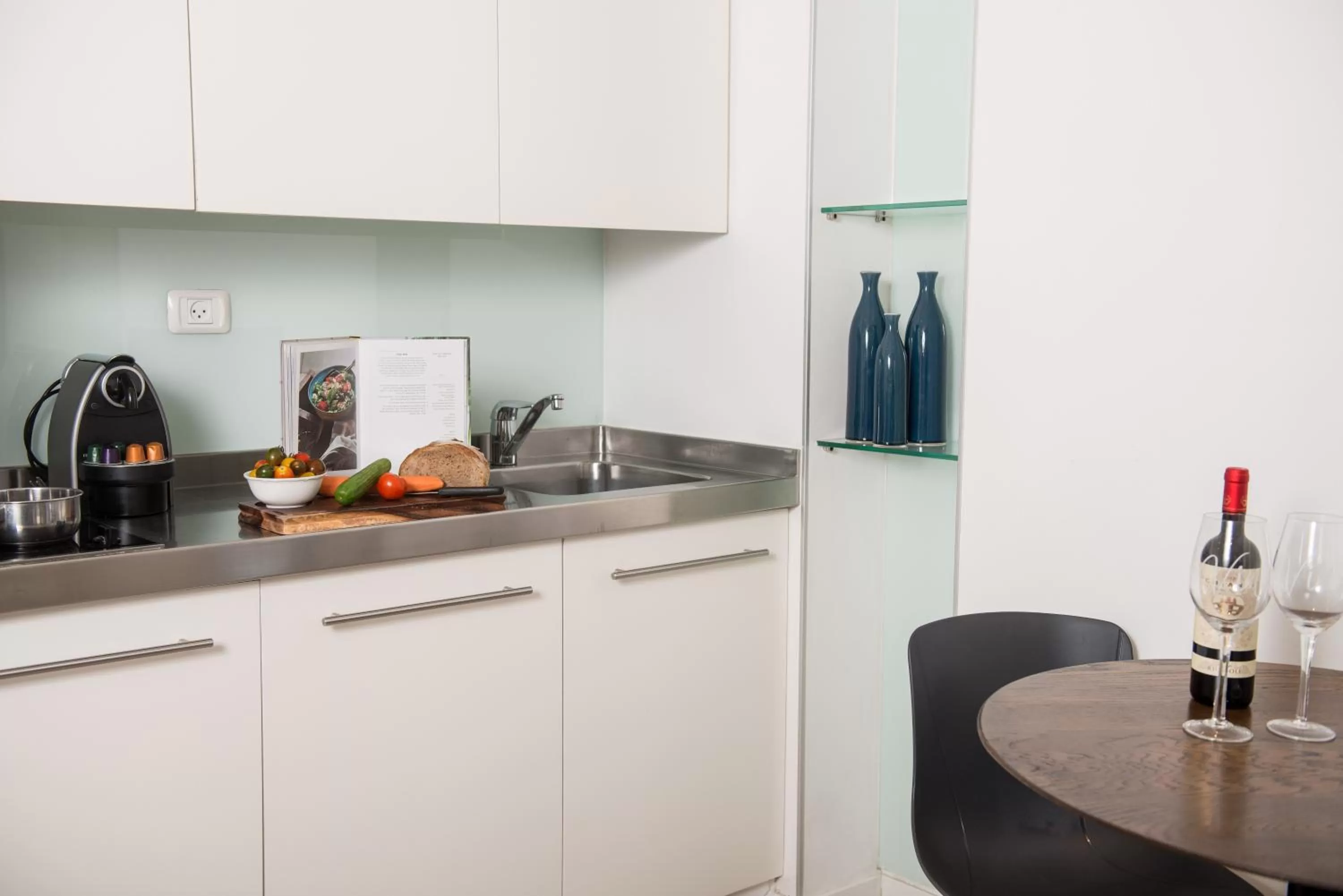 Kitchen or kitchenette in Sea Executive Suites