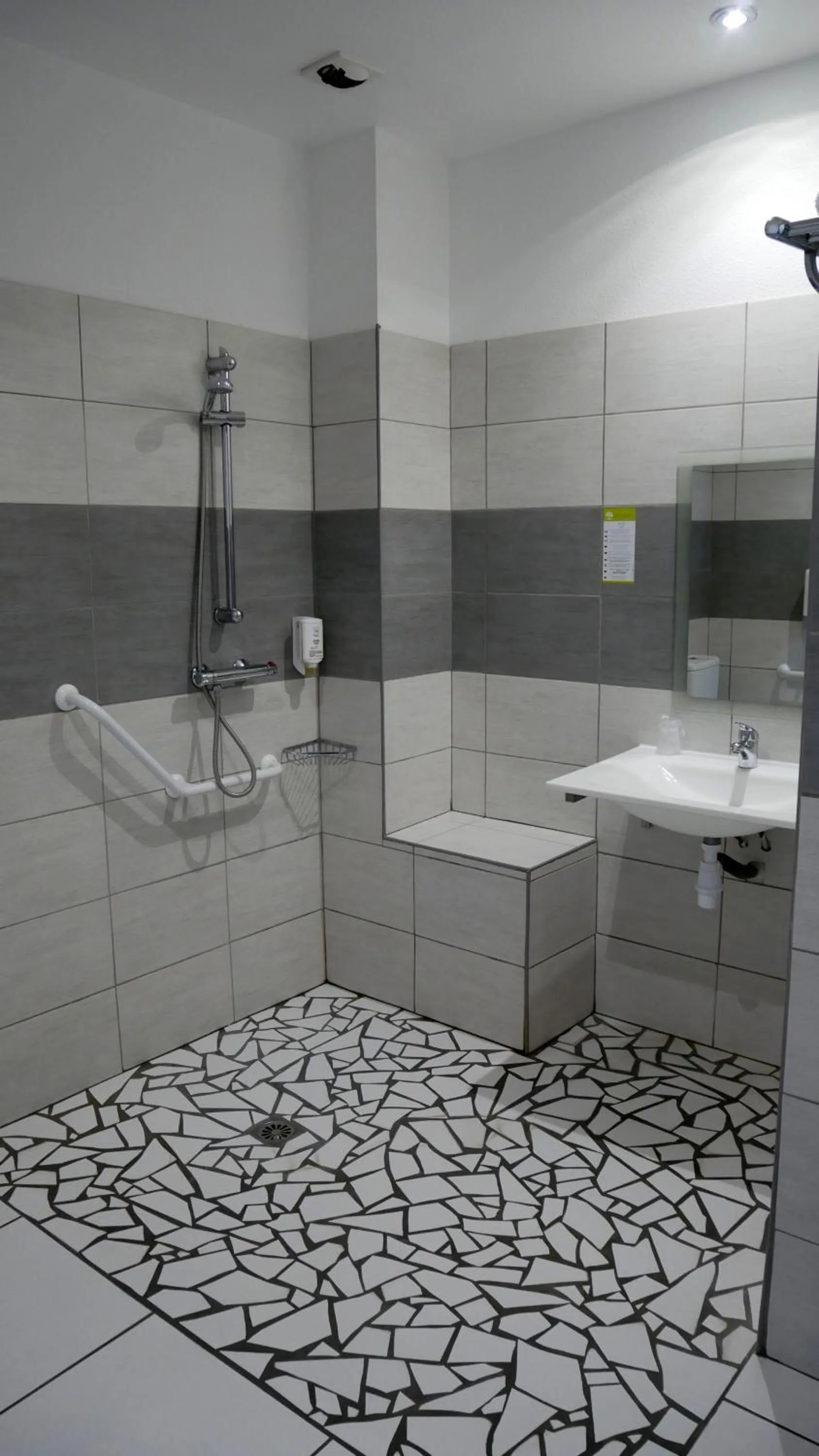 Bathroom in Le Regina Hôtel et restaurant Canet-plage