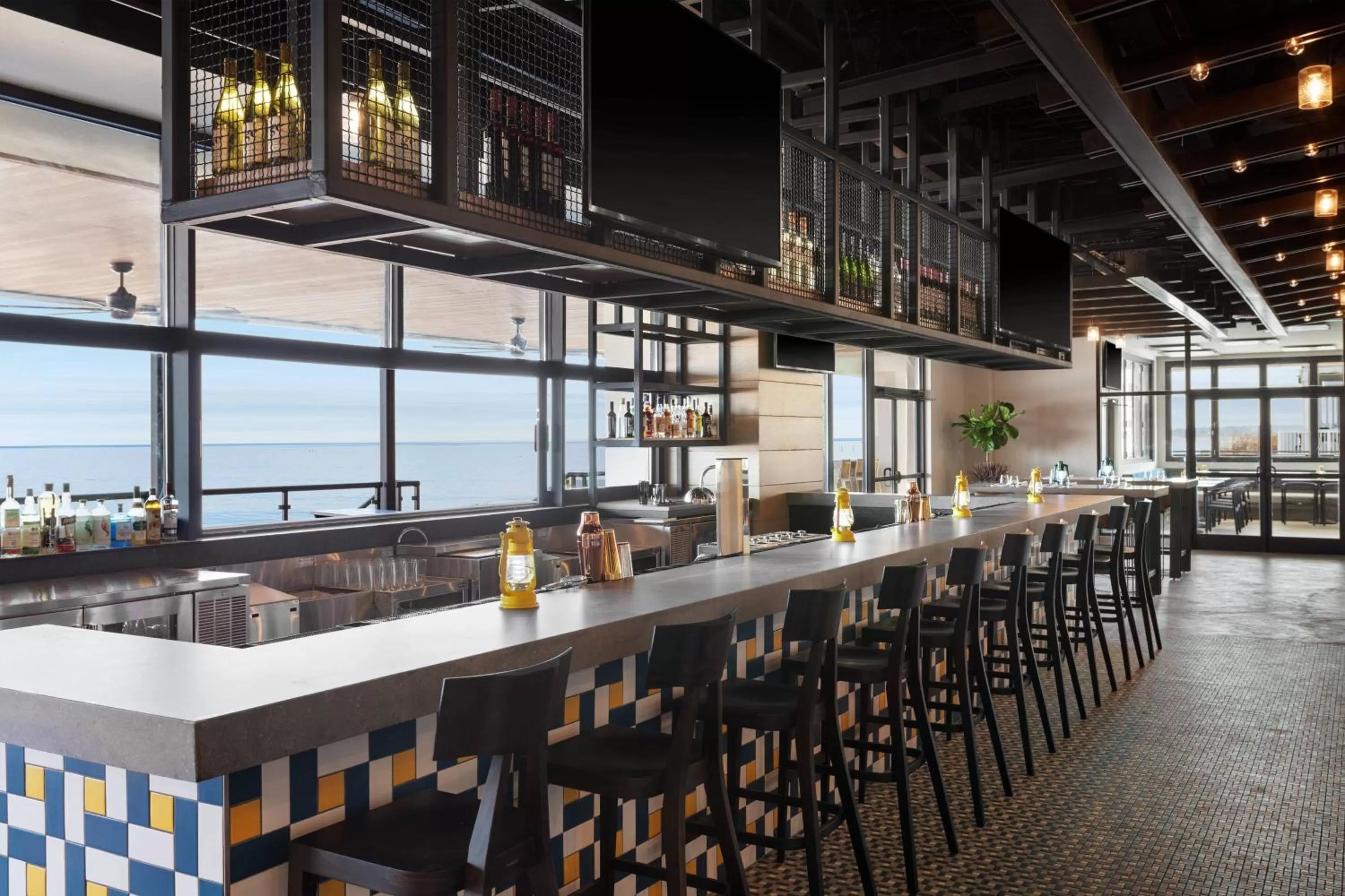 Lounge or bar in Delta Hotels by Marriott™ Virginia Beach Waterfront Suites