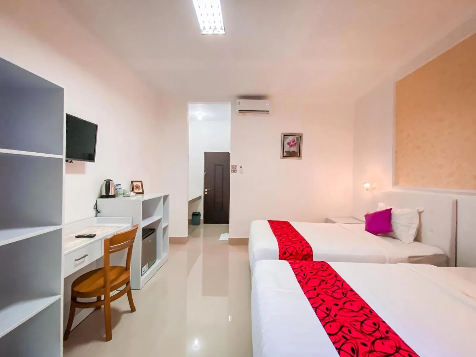 Photo of the whole room, Bed in Kesari Glory Nusa Penida by GenuineHost