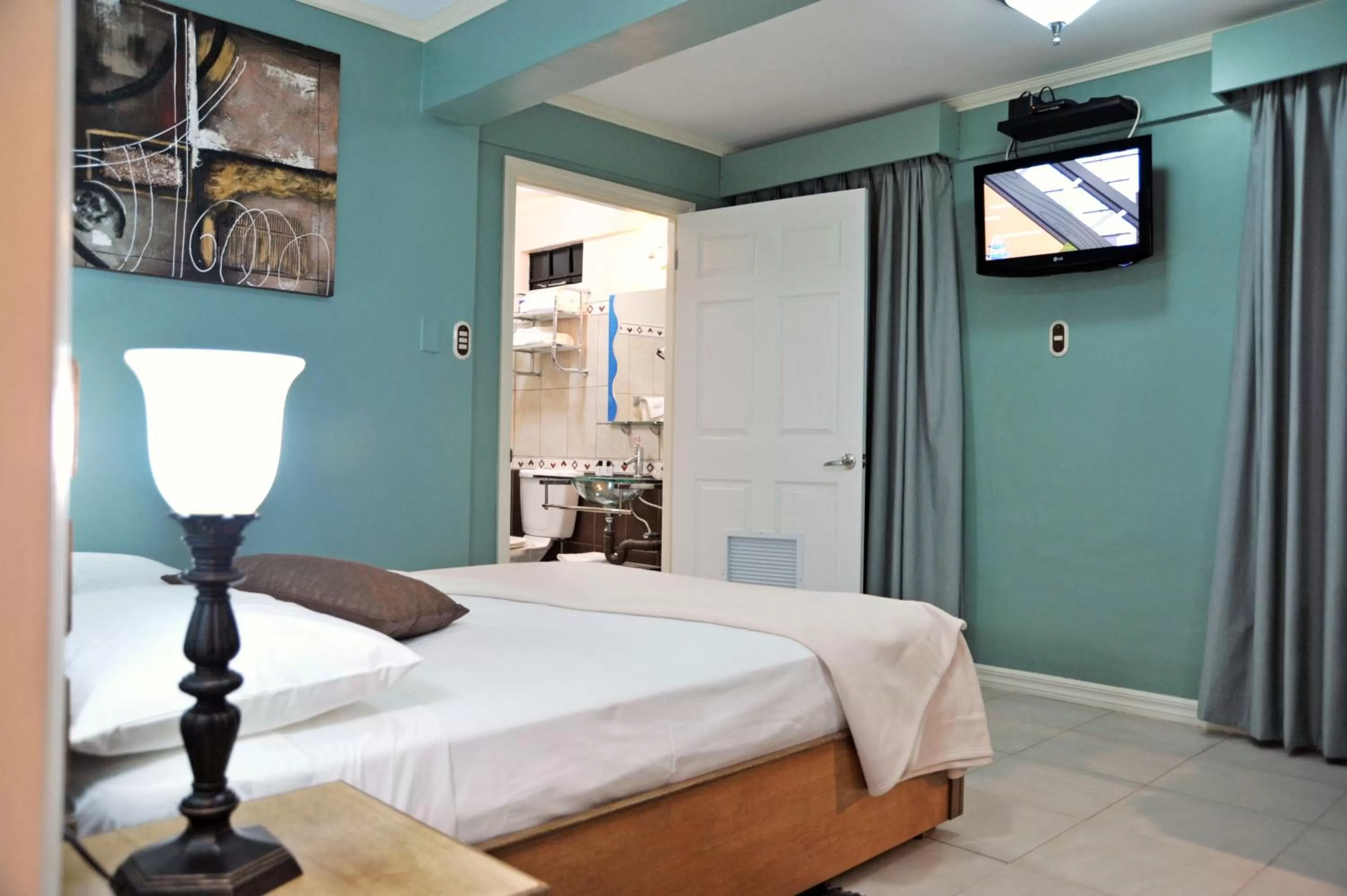 Bed in Culture Crossroads Inn