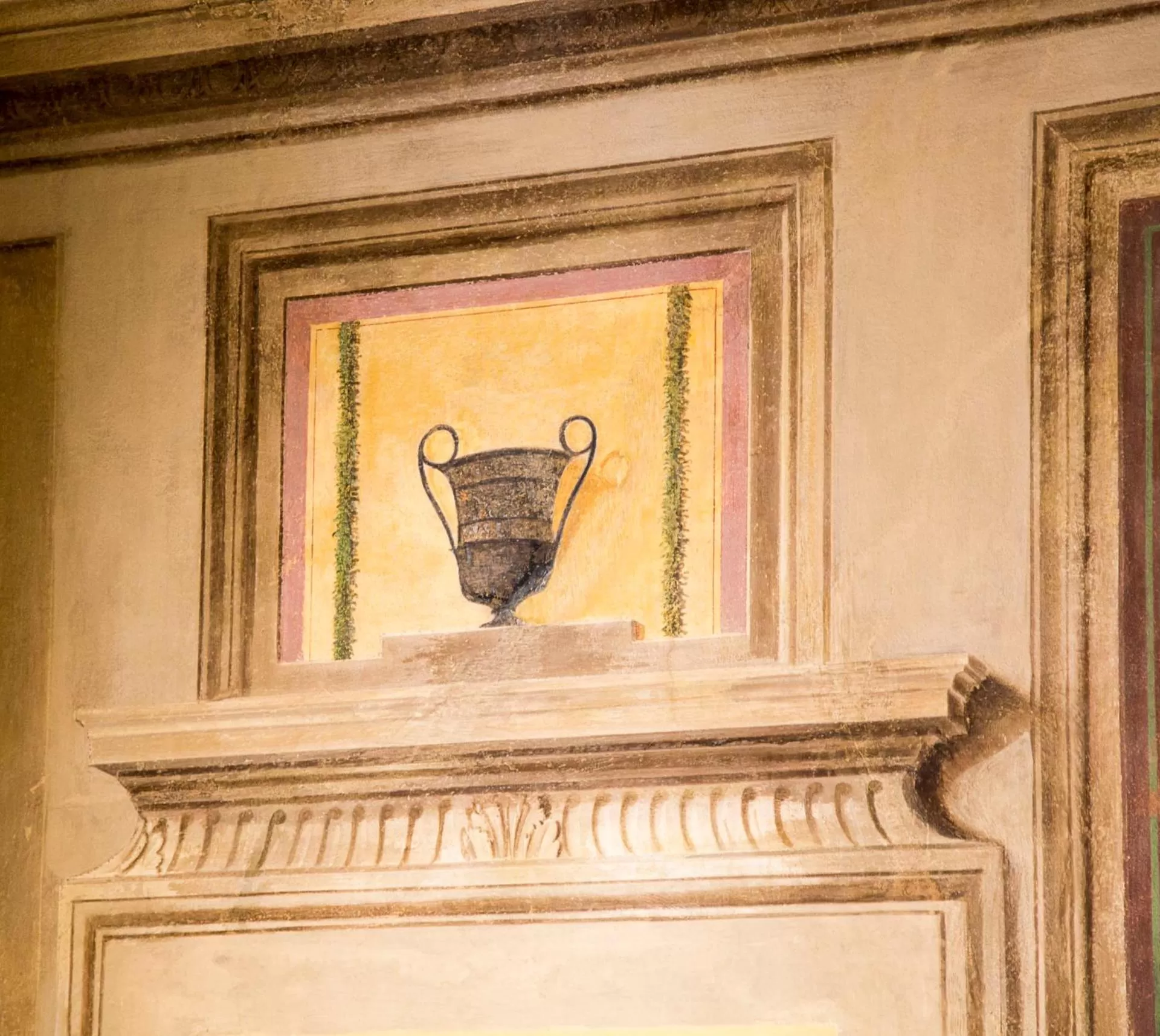 Decorative detail in Cortona Charme