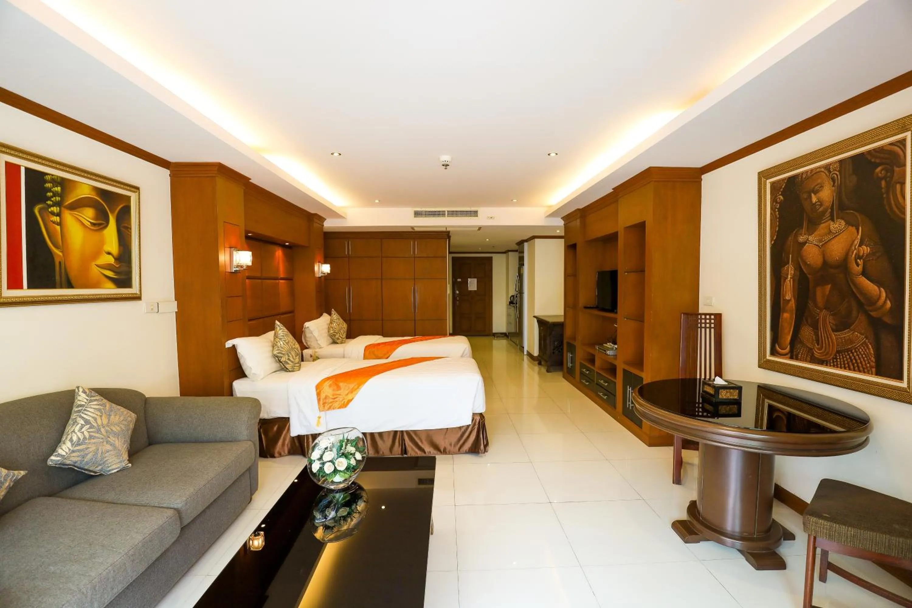 Photo of the whole room, Bed in Tara Court Hotel