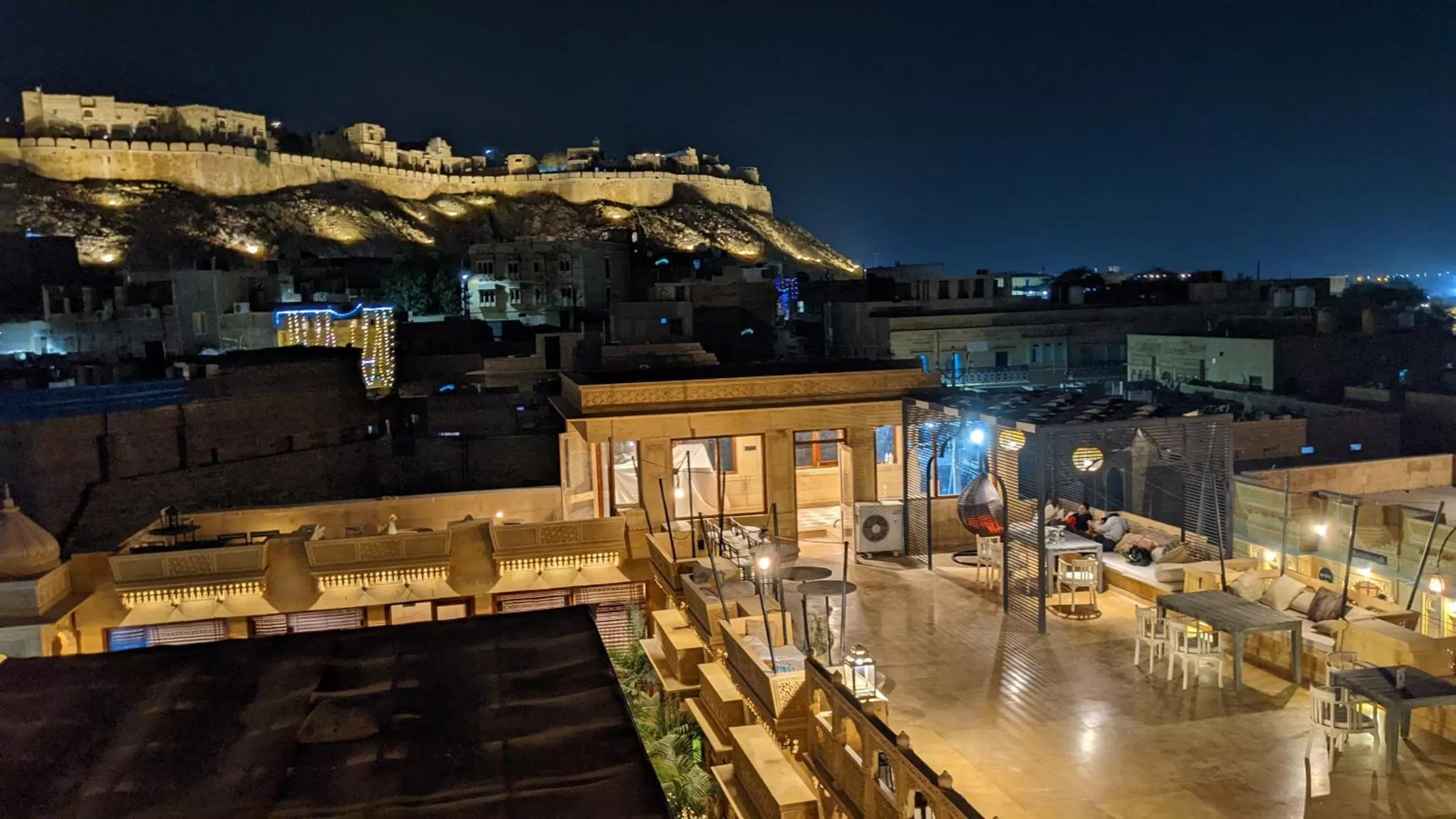 Restaurant/places to eat in Hotel Grand Khalifa