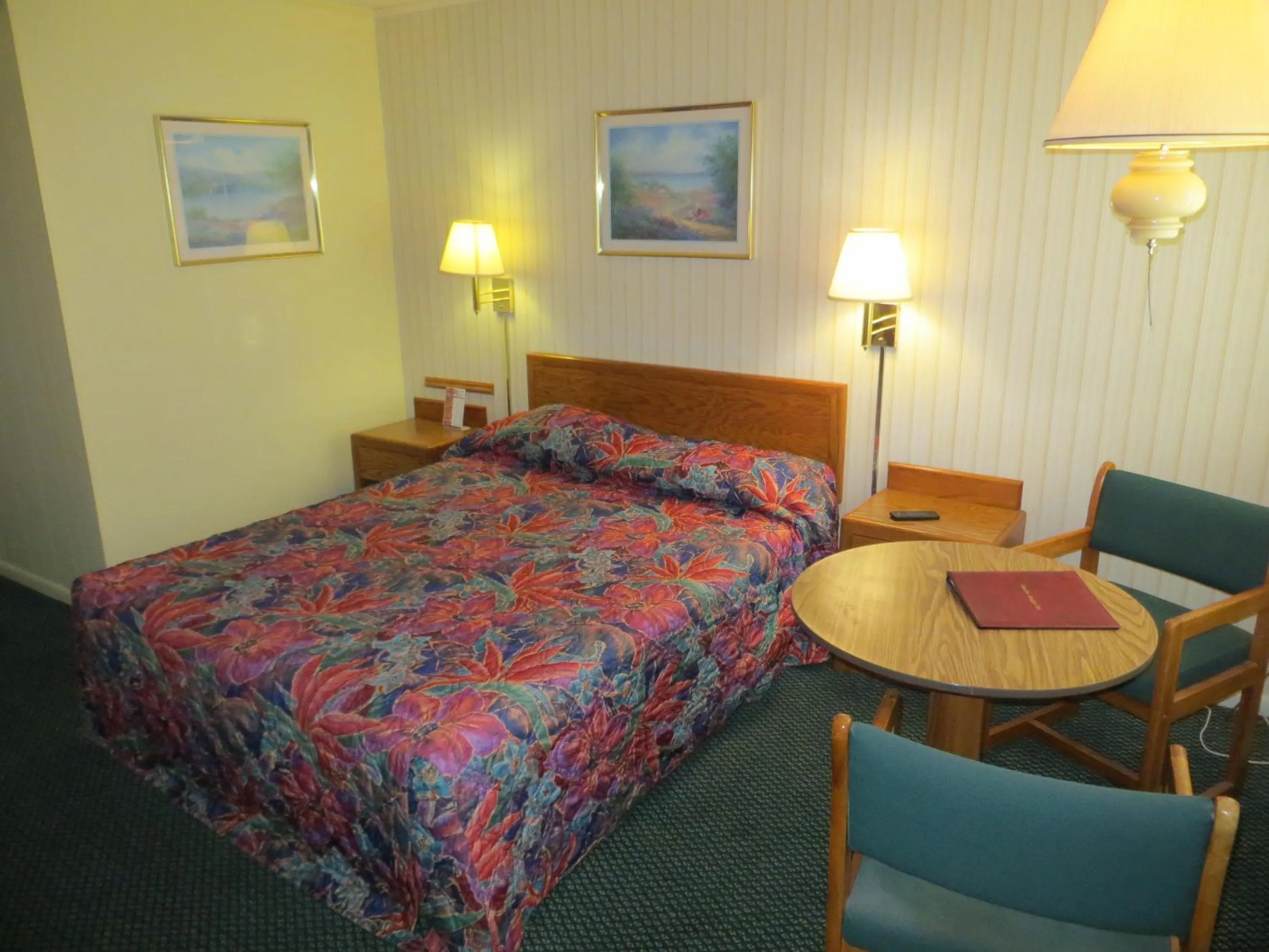 Bed in Starlite Budget Inn