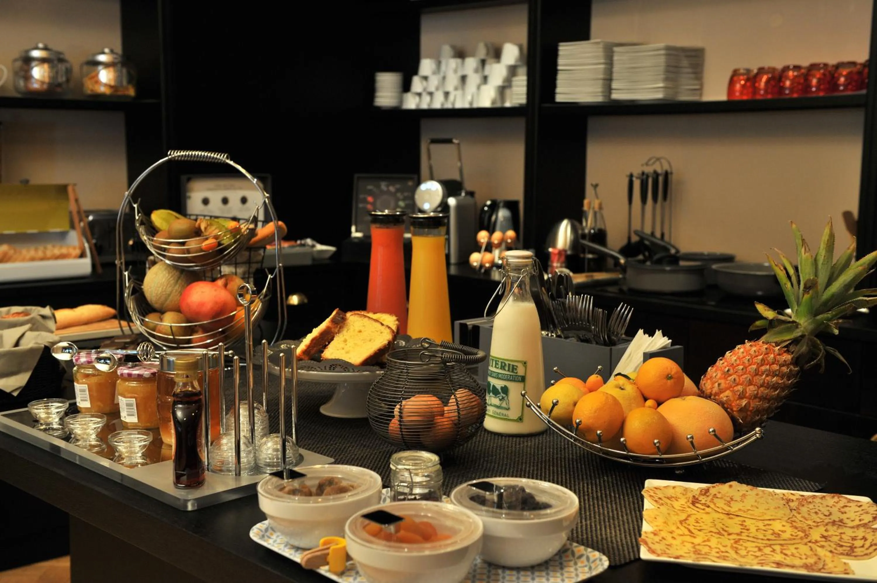 Buffet breakfast in Mercure Paris Saint Cloud Hippodrome