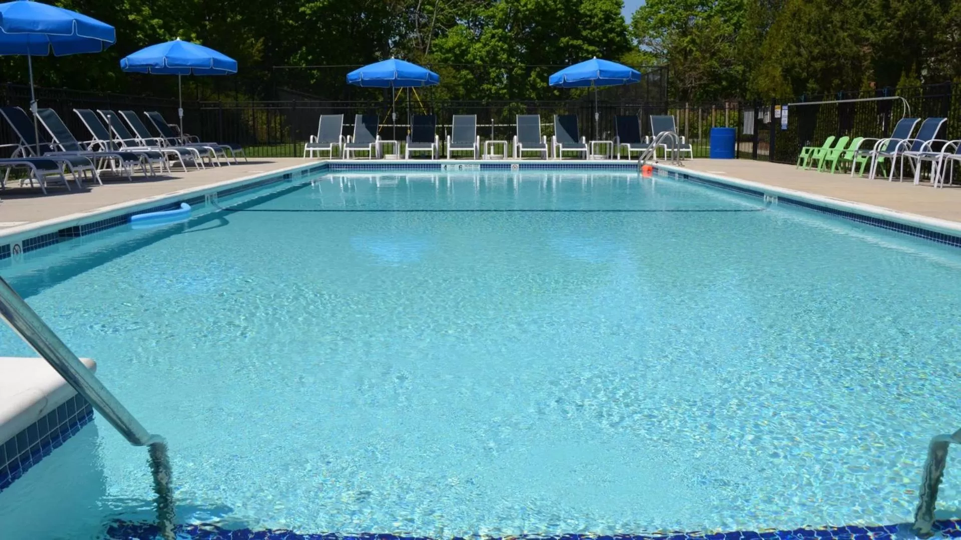 Swimming pool in Southampton Inn