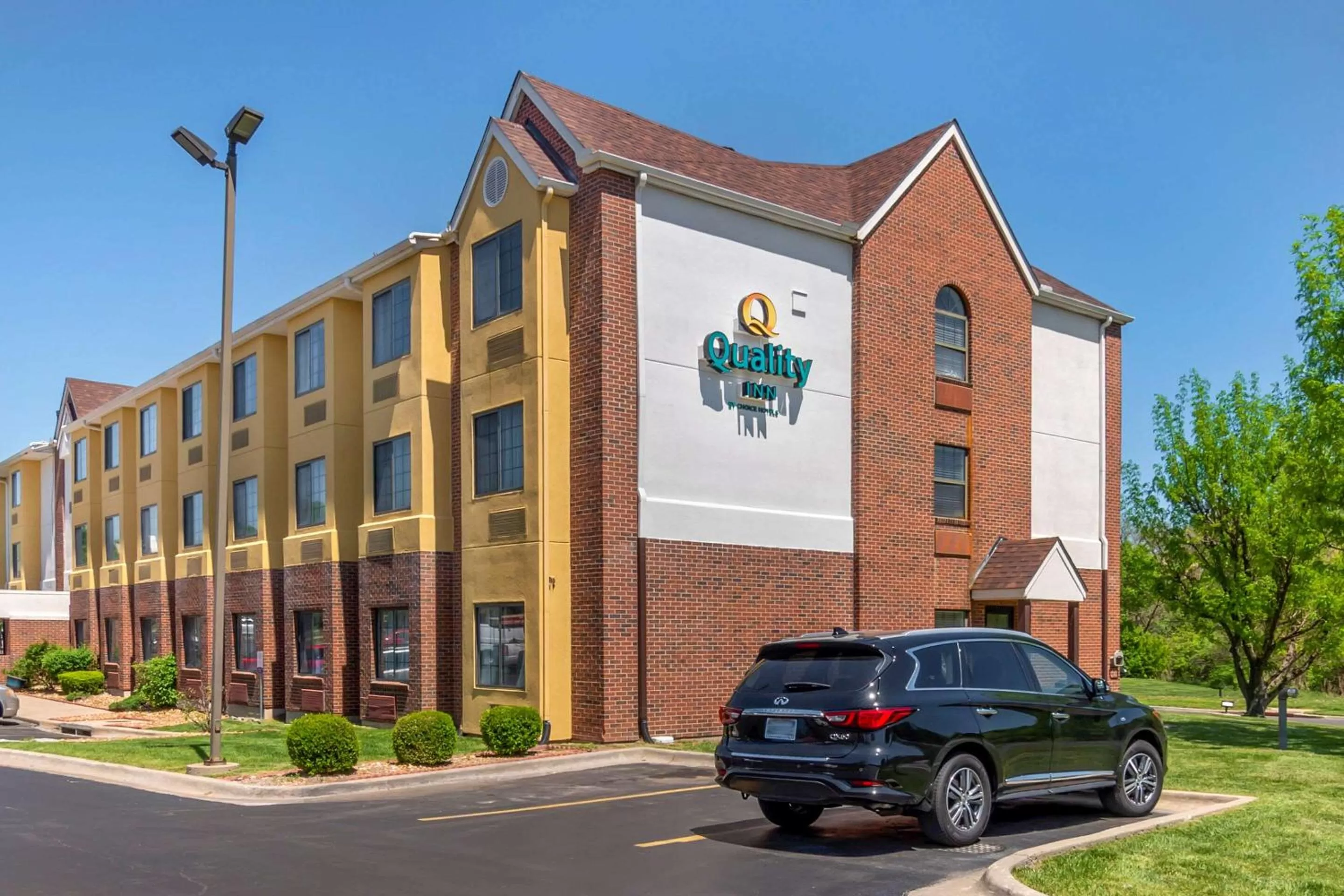 Property building in Quality Inn Overland Park Kansas City