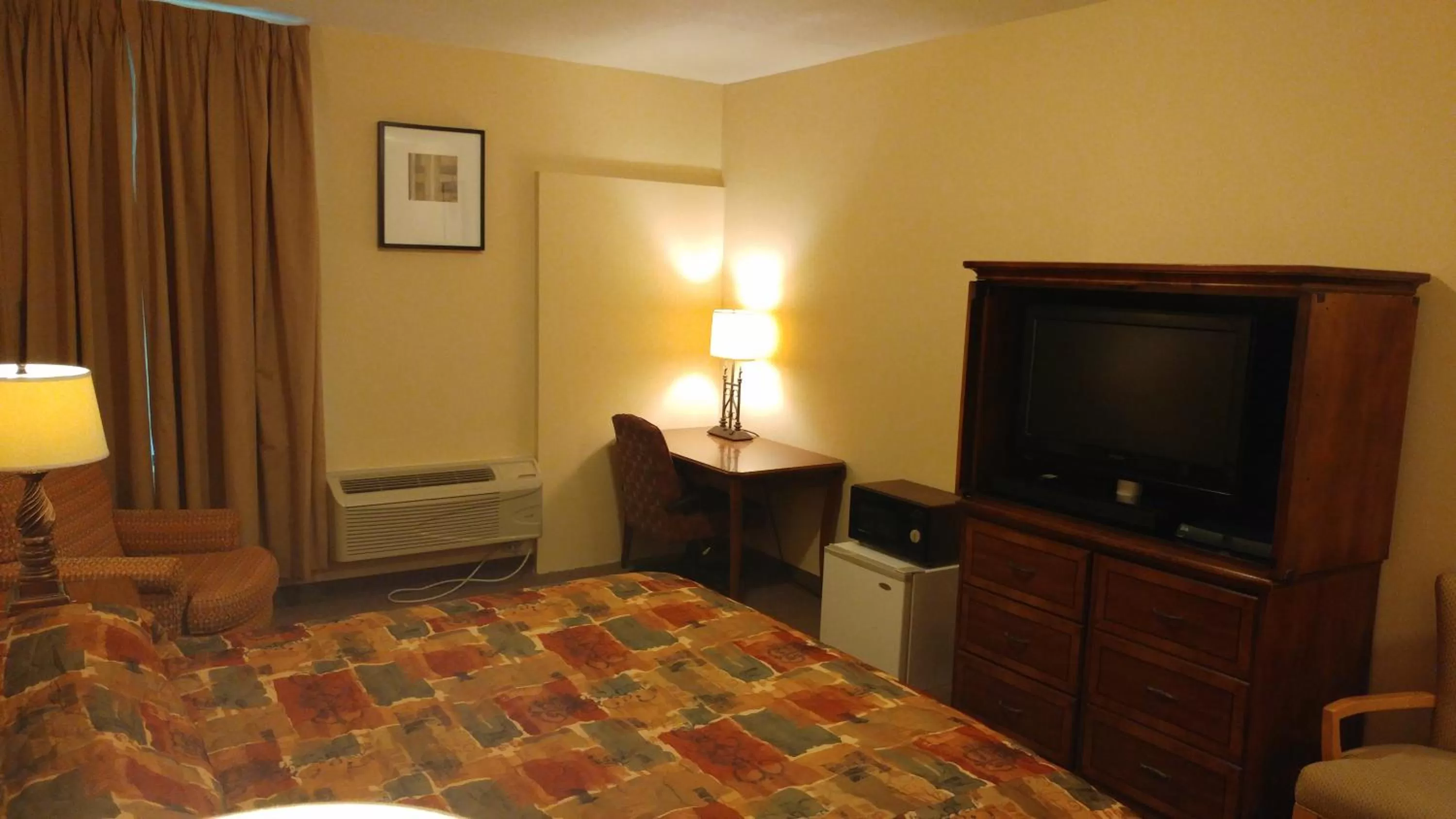 Bedroom, Bed in Country Regency Inn & Suites