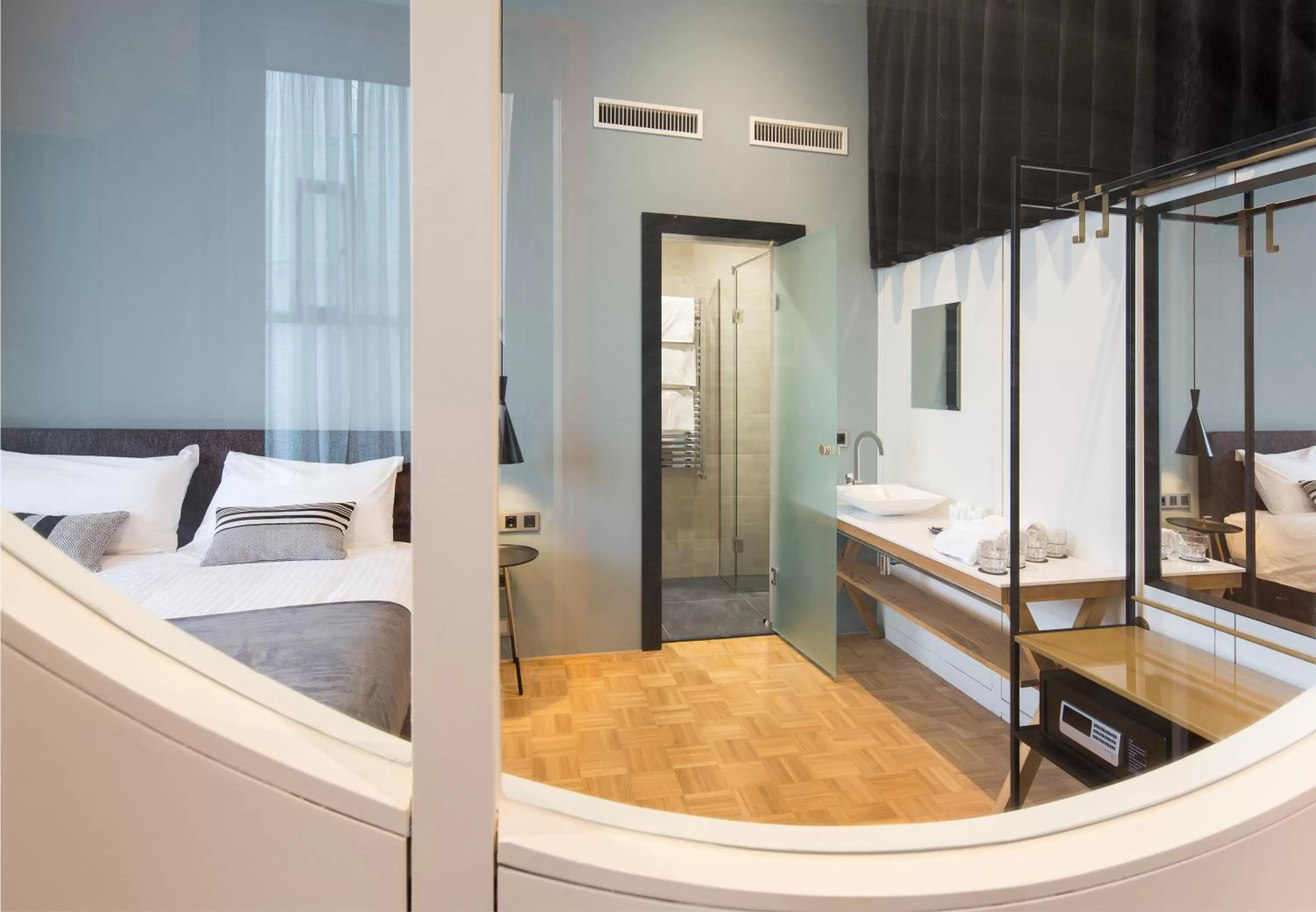 Bathroom, Bed in Quentin Zoo hotel