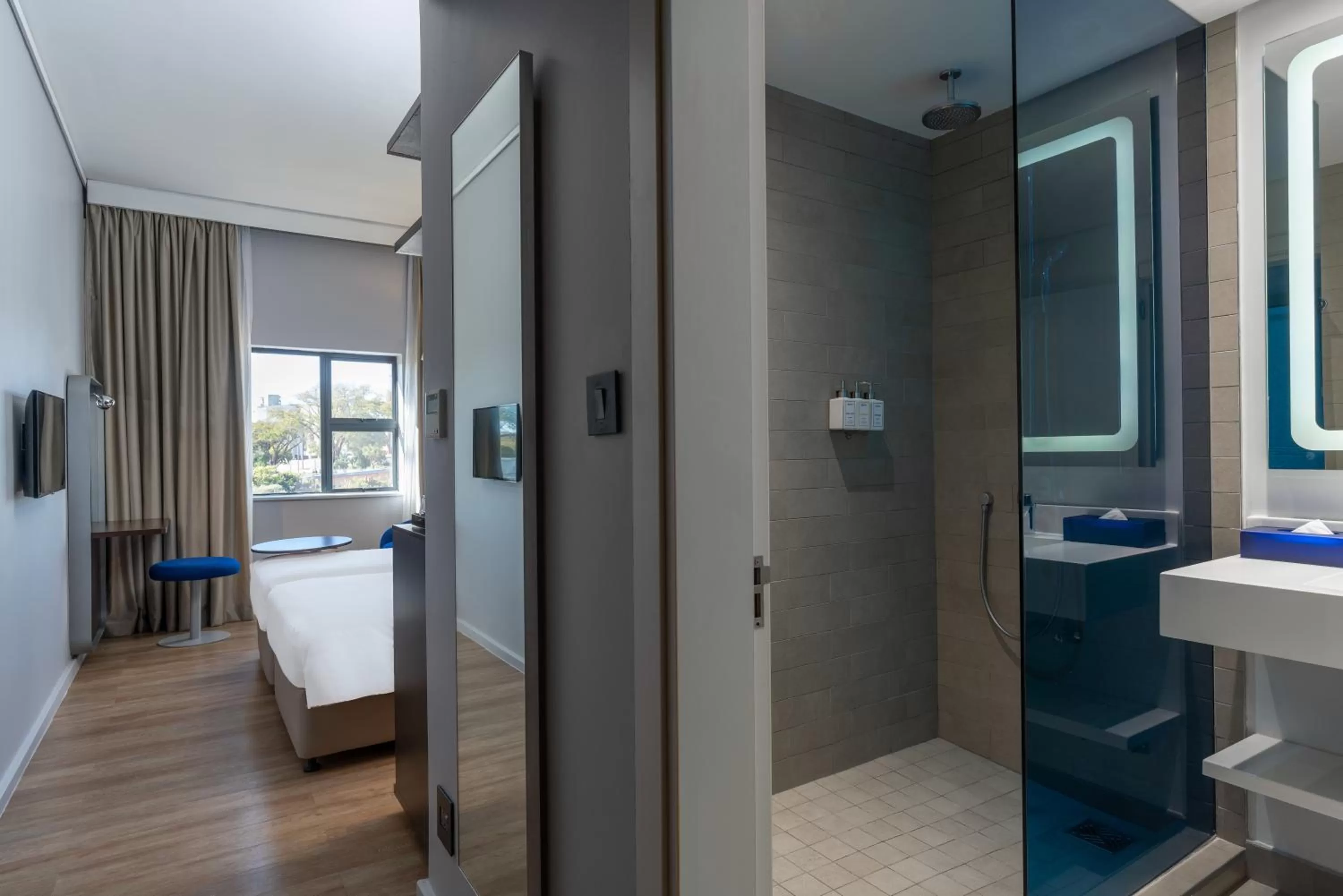 Bathroom, Bed in Park Inn by Radisson Polokwane