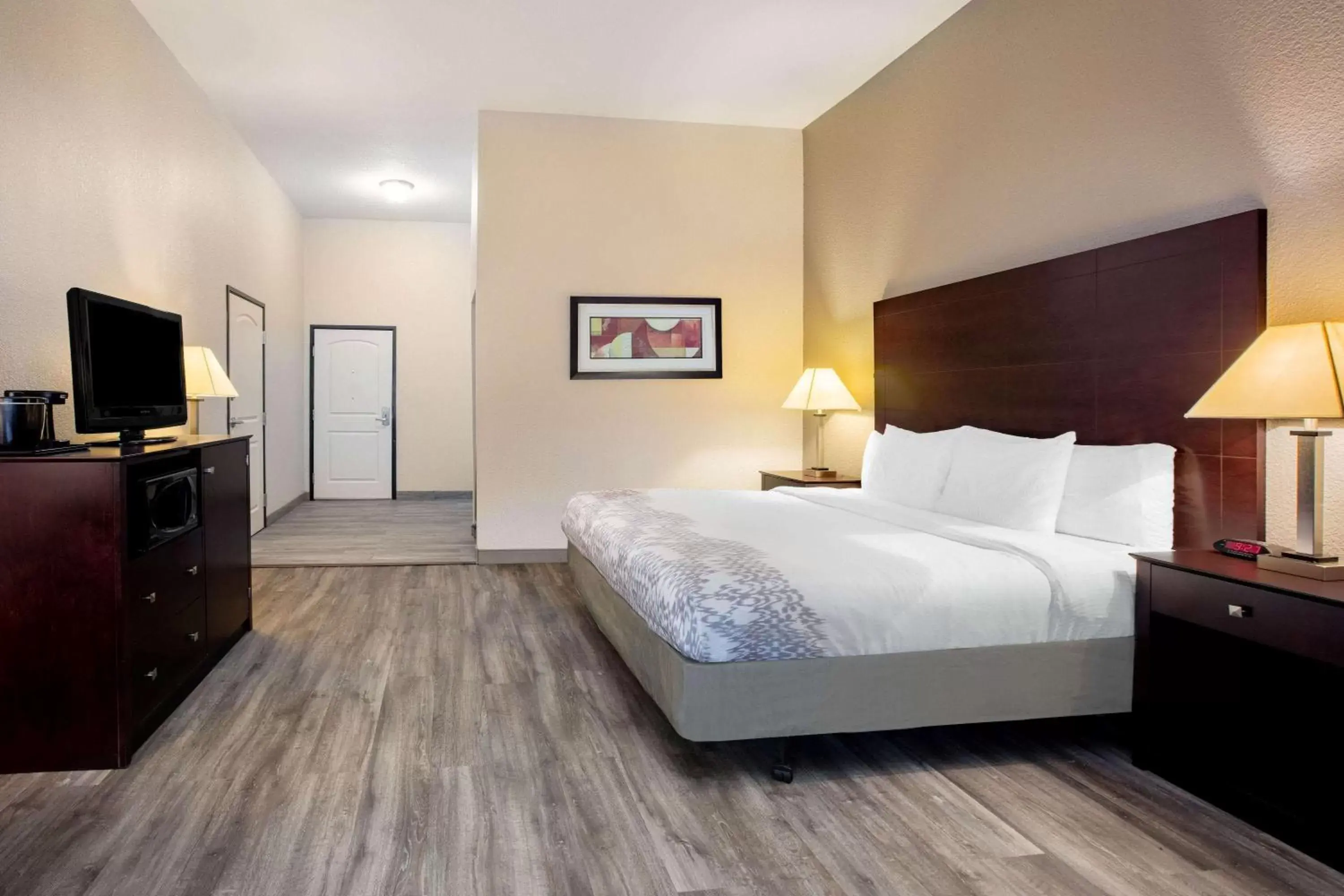 King Room with Bath Tub - Mobility/Hearing Accessible - Non-Smoking in La Quinta by Wyndham McKinney King Room with Bath Tub - Mobility/Hearing Accessible - Non-Smoking in La Quinta by Wyndham McKinney