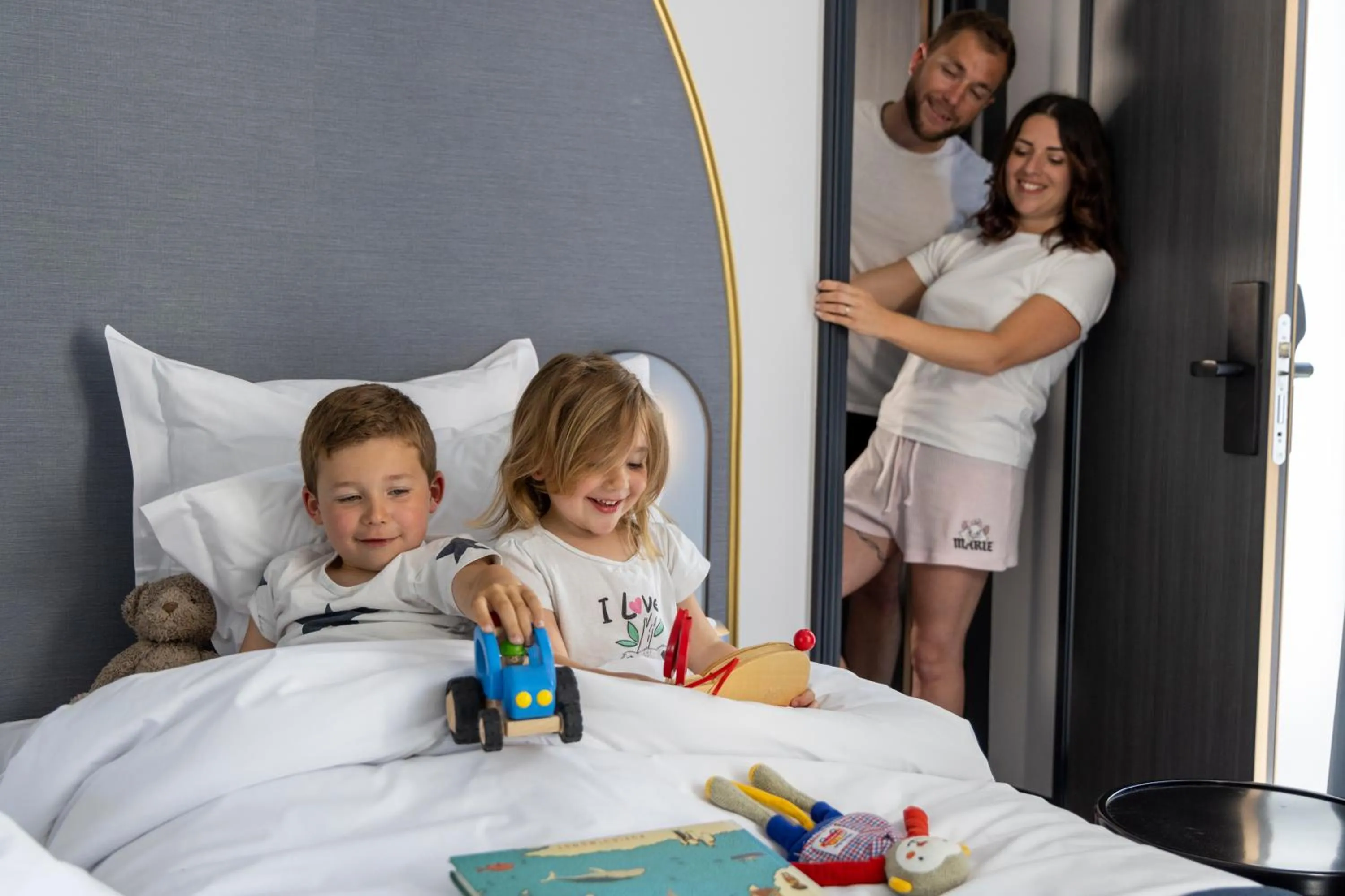 People, Bed in Hôtel de France Gare de Lyon Bastille