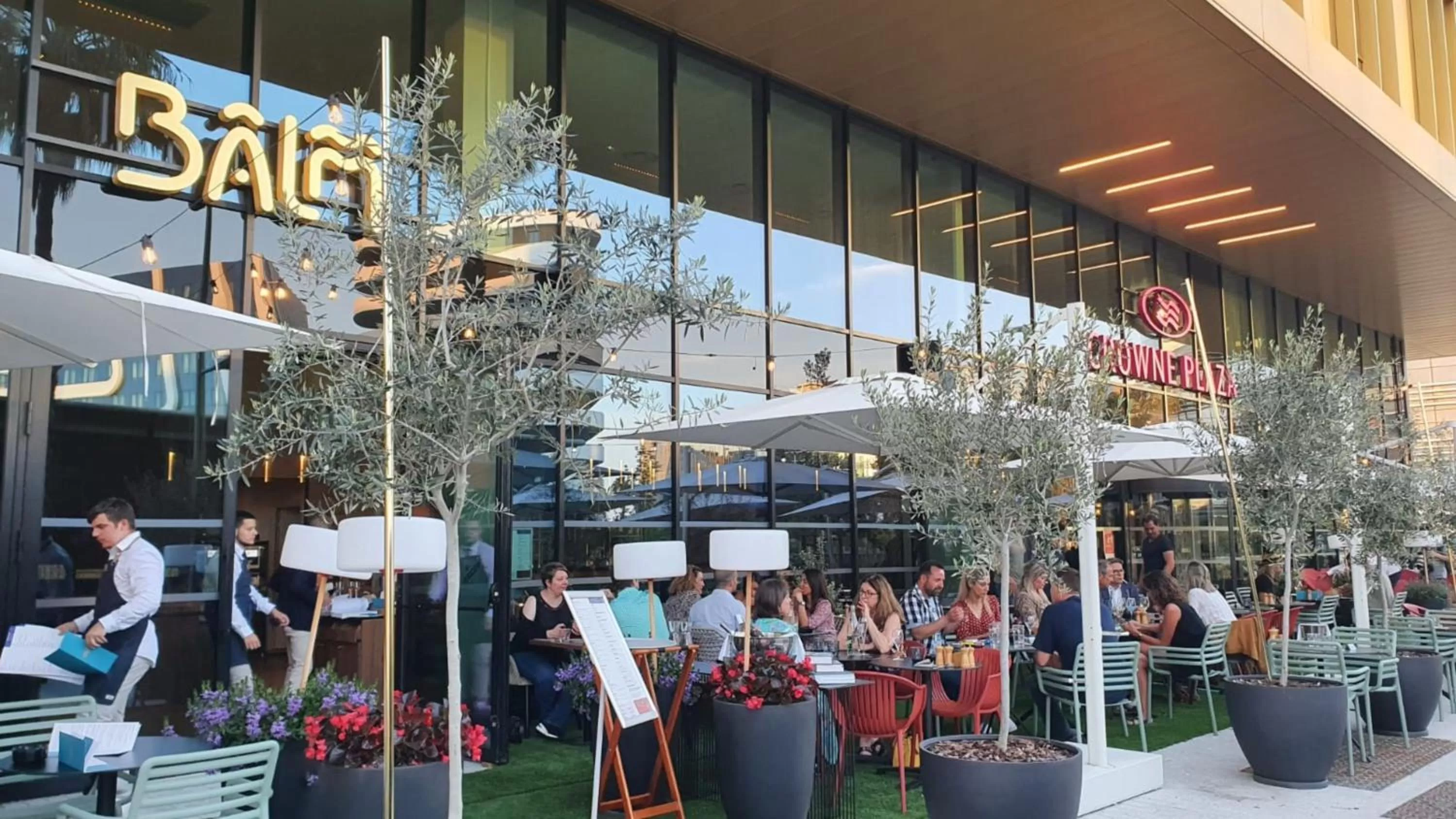 Restaurant/places to eat in Crowne Plaza - Nice - Grand Arenas by IHG